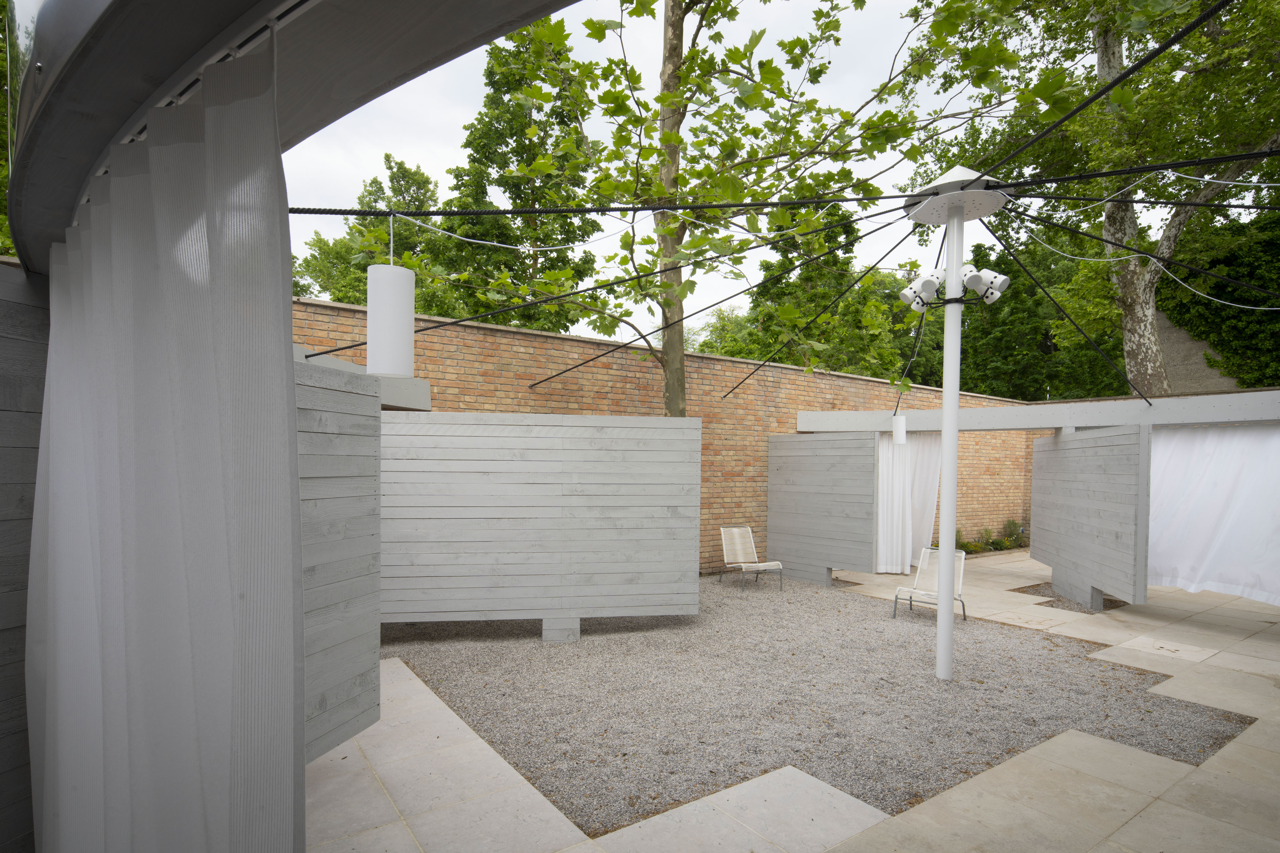 Installation «Endgültige Form wird von der Architektin am Bau bestimmt», kuratiert von Elena Chiavi, Kathrin Füglister, Amy Perkins, Axelle Stiefel and Myriam Uzor im Schweizer Pavillon der Architekturbiennale Venedig 2025.