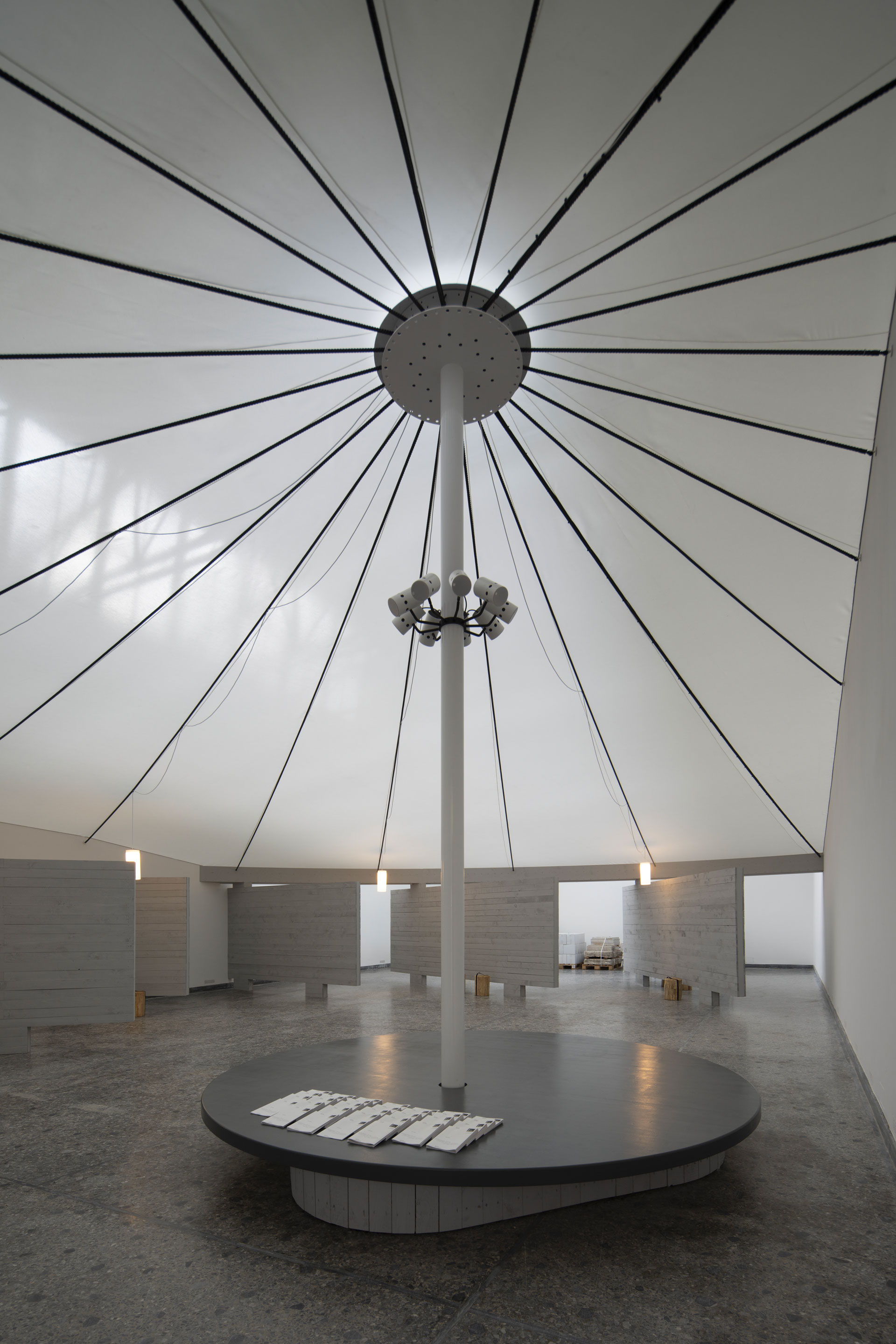 Installation «Endgültige Form wird von der Architektin am Bau bestimmt», kuratiert von Elena Chiavi, Kathrin Füglister, Amy Perkins, Axelle Stiefel and Myriam Uzor im Schweizer Pavillon der Architekturbiennale Venedig 2025.