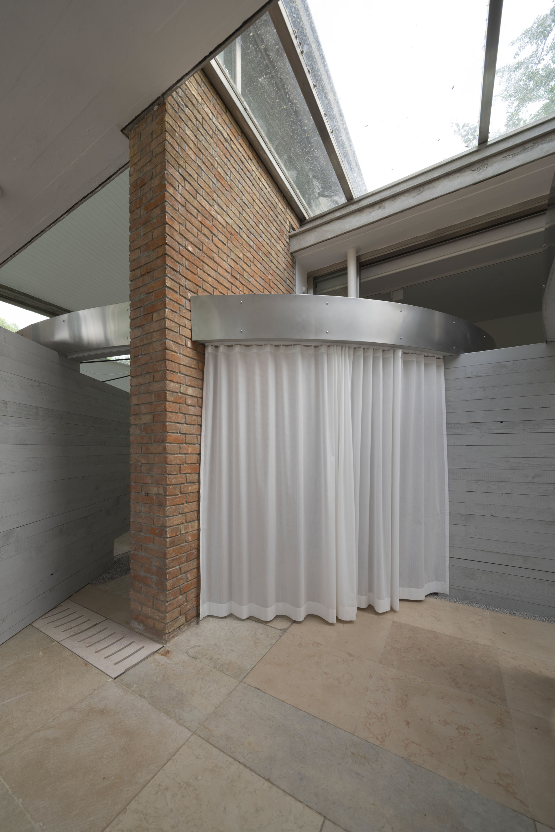 Installation «Endgültige Form wird von der Architektin am Bau bestimmt», kuratiert von Elena Chiavi, Kathrin Füglister, Amy Perkins, Axelle Stiefel and Myriam Uzor im Schweizer Pavillon der Architekturbiennale Venedig 2025.