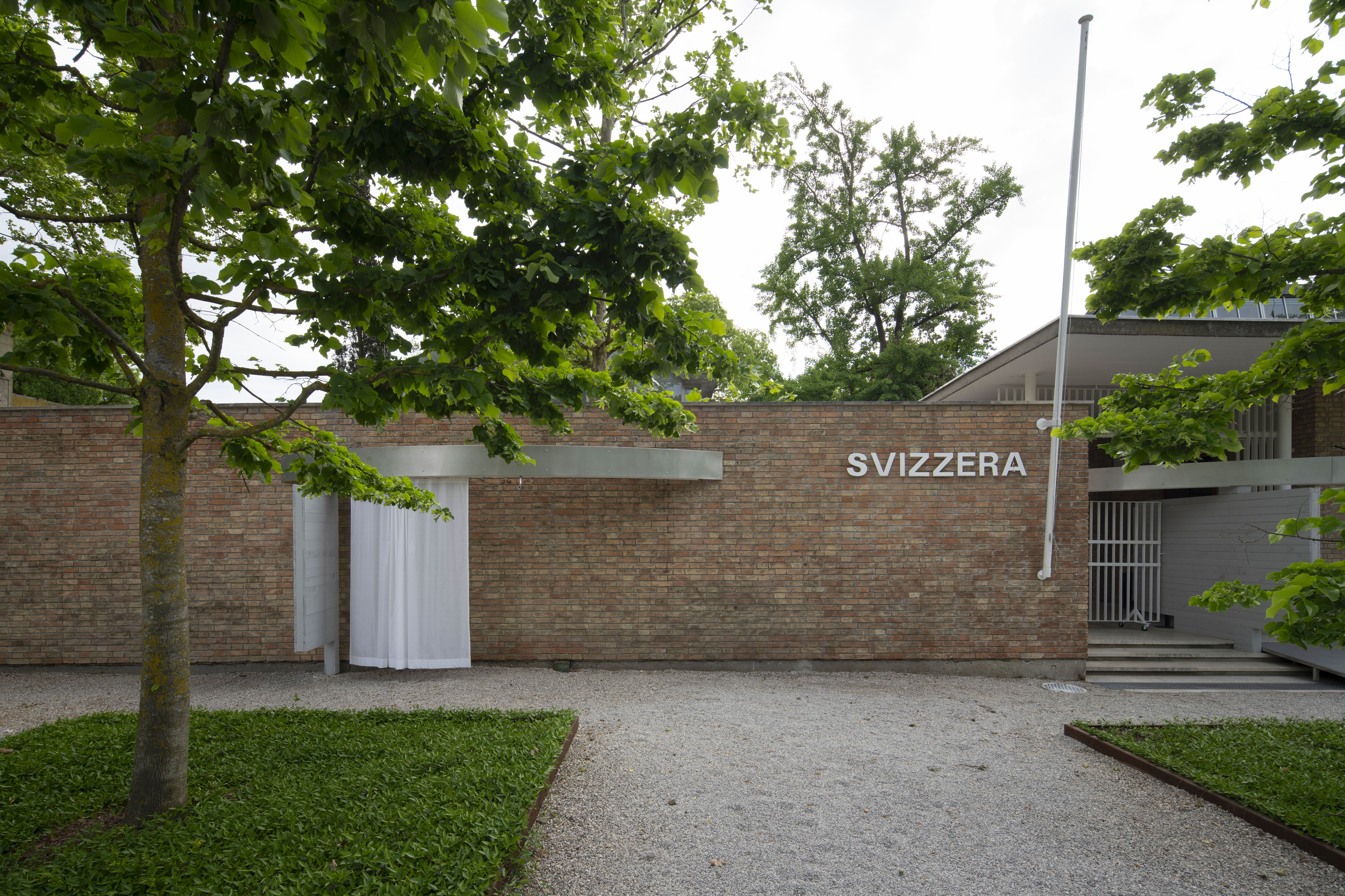 Installation «Endgültige Form wird von der Architektin am Bau bestimmt», kuratiert von Elena Chiavi, Kathrin Füglister, Amy Perkins, Axelle Stiefel and Myriam Uzor im Schweizer Pavillon der Architekturbiennale Venedig 2025.