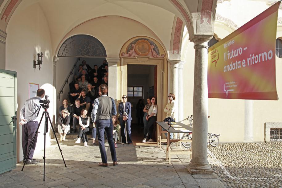 La présentation introductive à Mendrisio par Stefano Zerbi, modérateur de l’événement, et Andrea Nardi, co-directeur d’Archi.