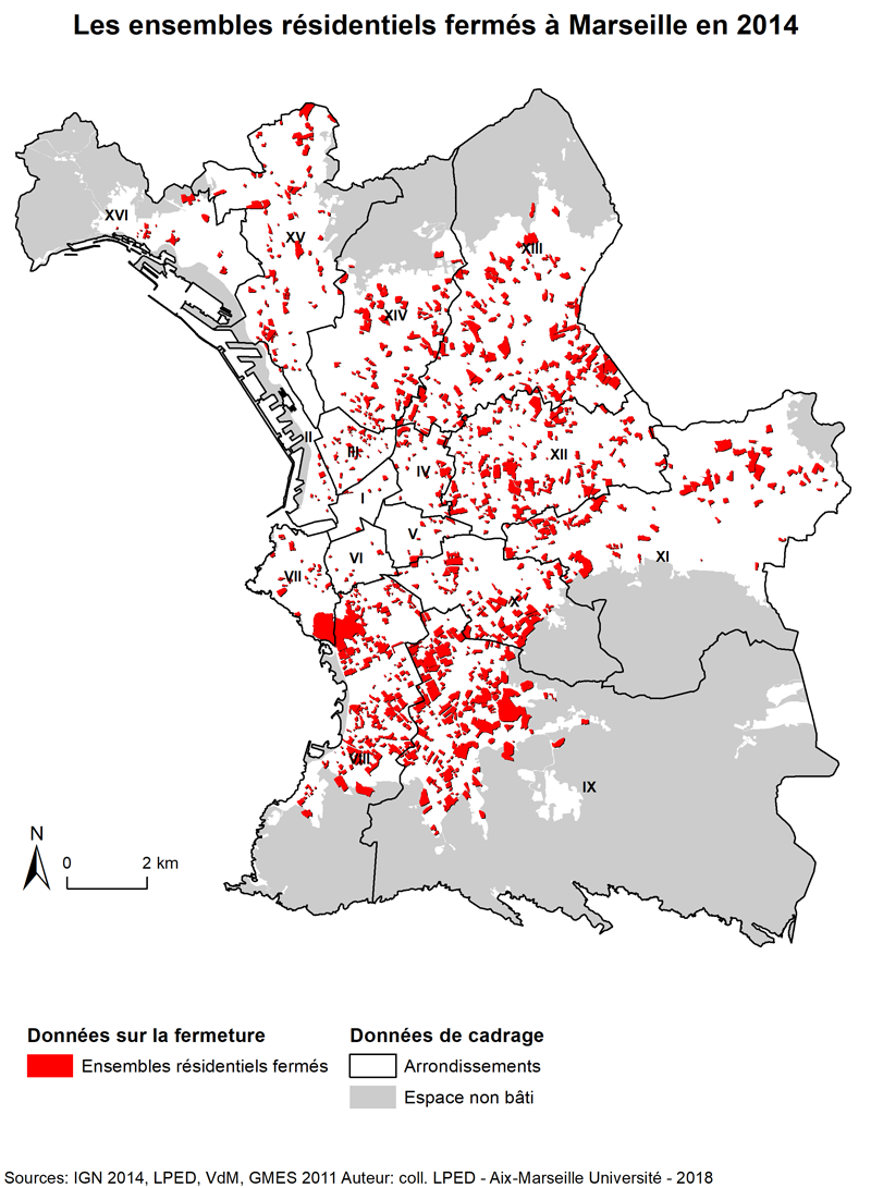 Die roten Zonen geben die vom öffentlichen Raum abgegrenzten Wohnanlagen an, eine Entwicklung aus den 1990er Jahren, Stand 2014