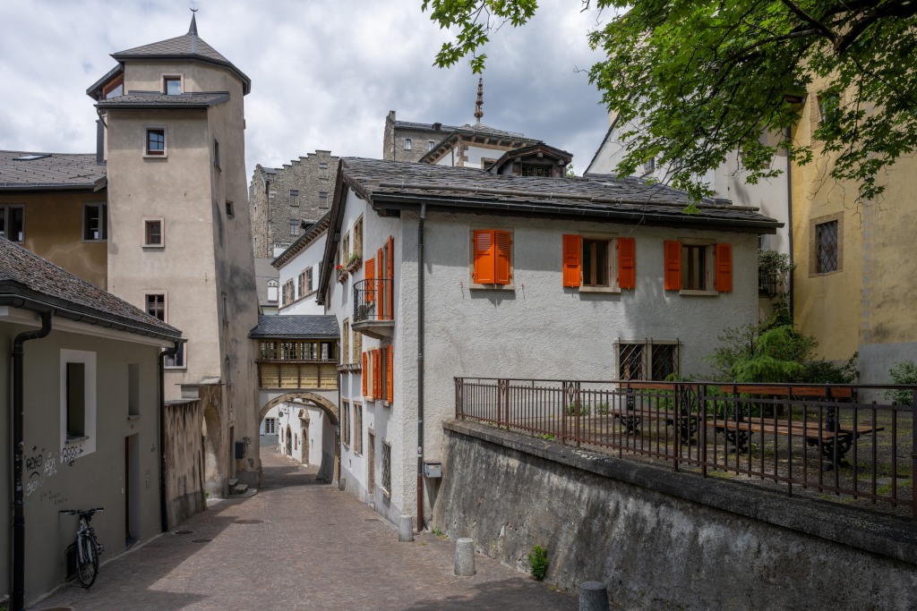 Altstadt von Sion mit der Burg im Hintergrund