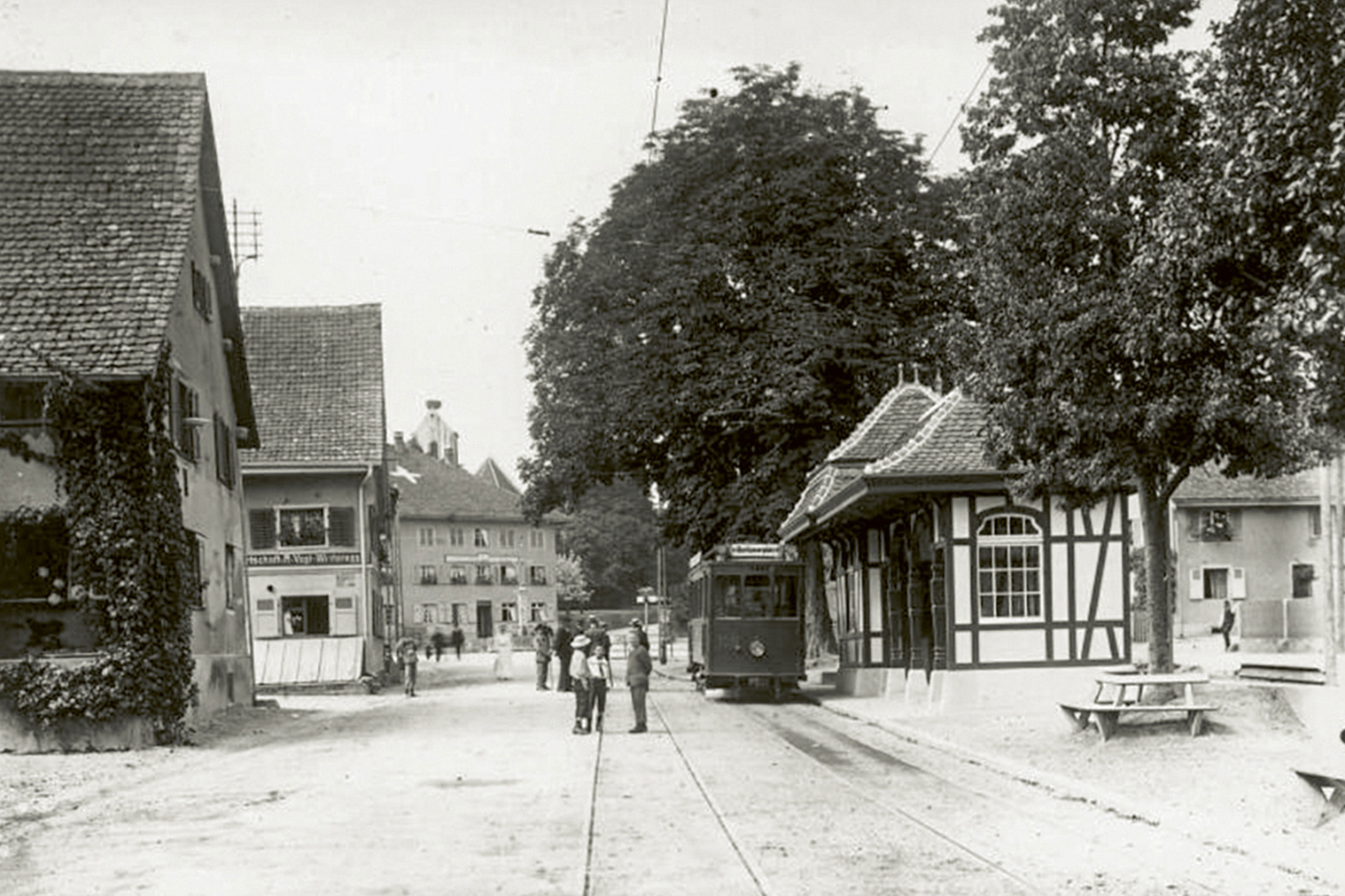 Schon 1905 verband ein Tram Allschwils Dorfkern mit dem Basler Barfüsserplatz. Die Endstation endete mitten auf dem Dorfplatz. 1907 wurde das alte Wachthaus abgerissen und durch ein Stationsgebäude im Fachwerkstil ersetzt.