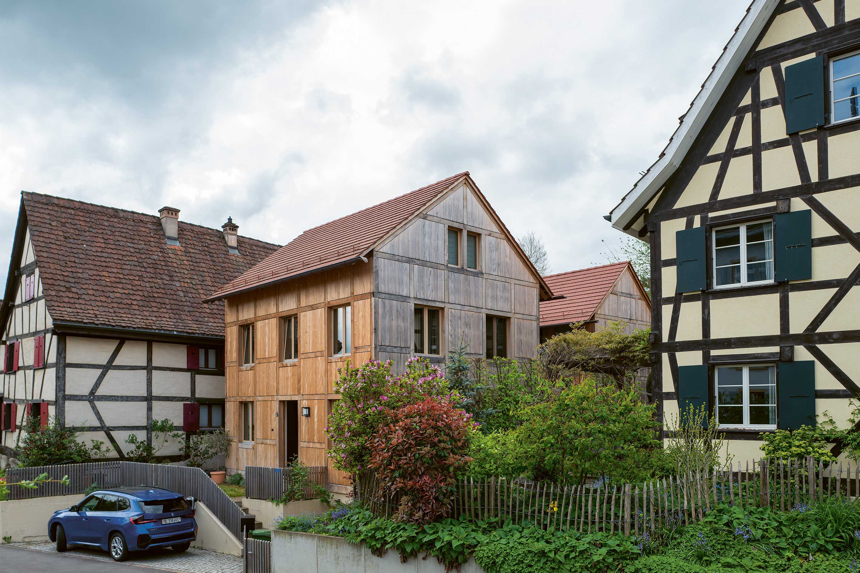 Der rechtskräftige Teilzonenplan verlangt im geschützten Ortskern Riegelbauten. Die Neuinterpretation eines Riegelhauses von Degelo Architekten facht auch die Felder zwischen den Riegeln mit Holz aus.