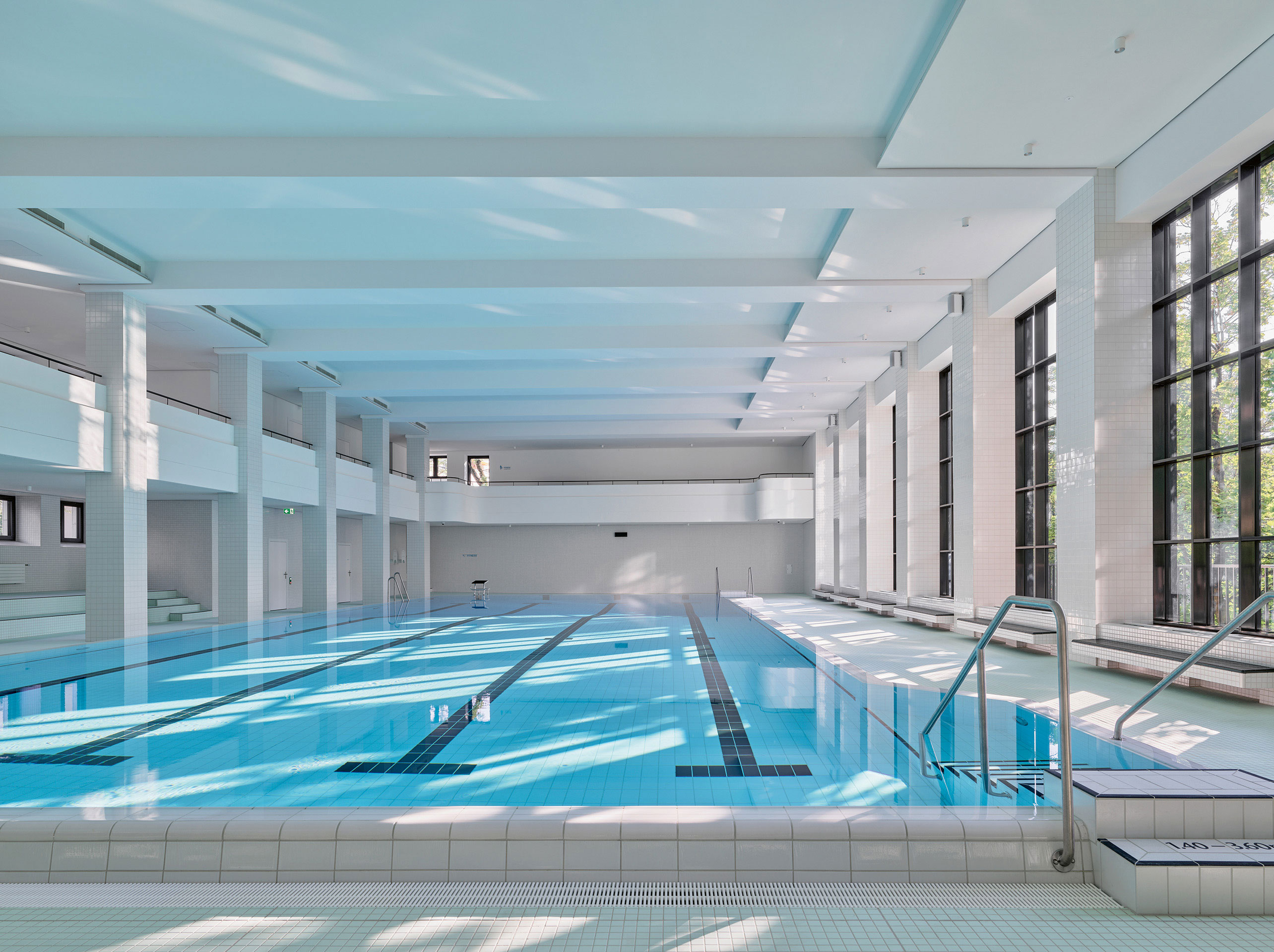 Reuter Architects restored the Rialto to its original character. Details such as the mint green ceramic tiles laid on the floor and the raised parapet reflect the contemporary adaptations.