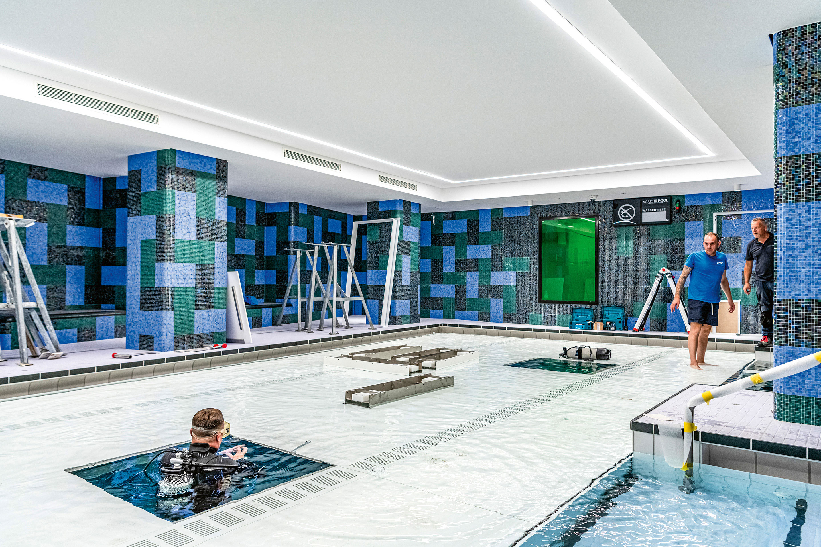 In the area of the new teaching pool, Studio Renée Levi created a mysterious world with colorful mosaics. In the picture, divers are installing the height-adjustable lifting floor of the pool.