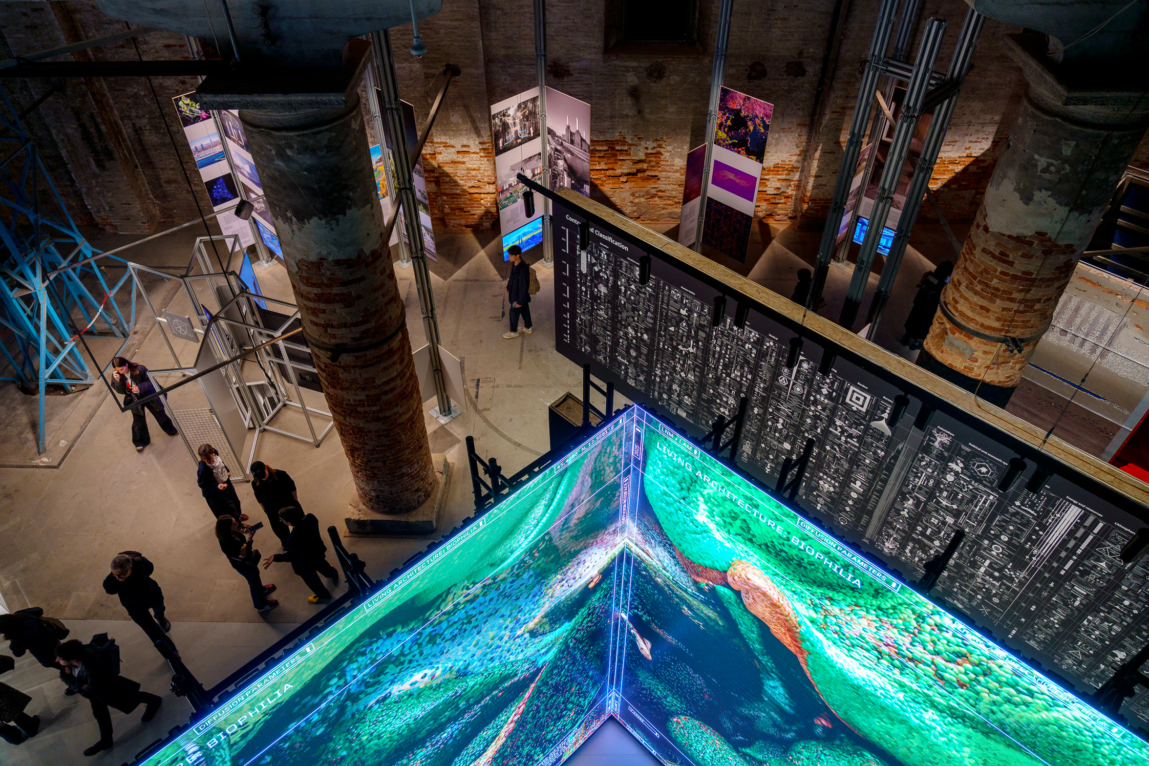 minority-report-veneziano-corderie-installations