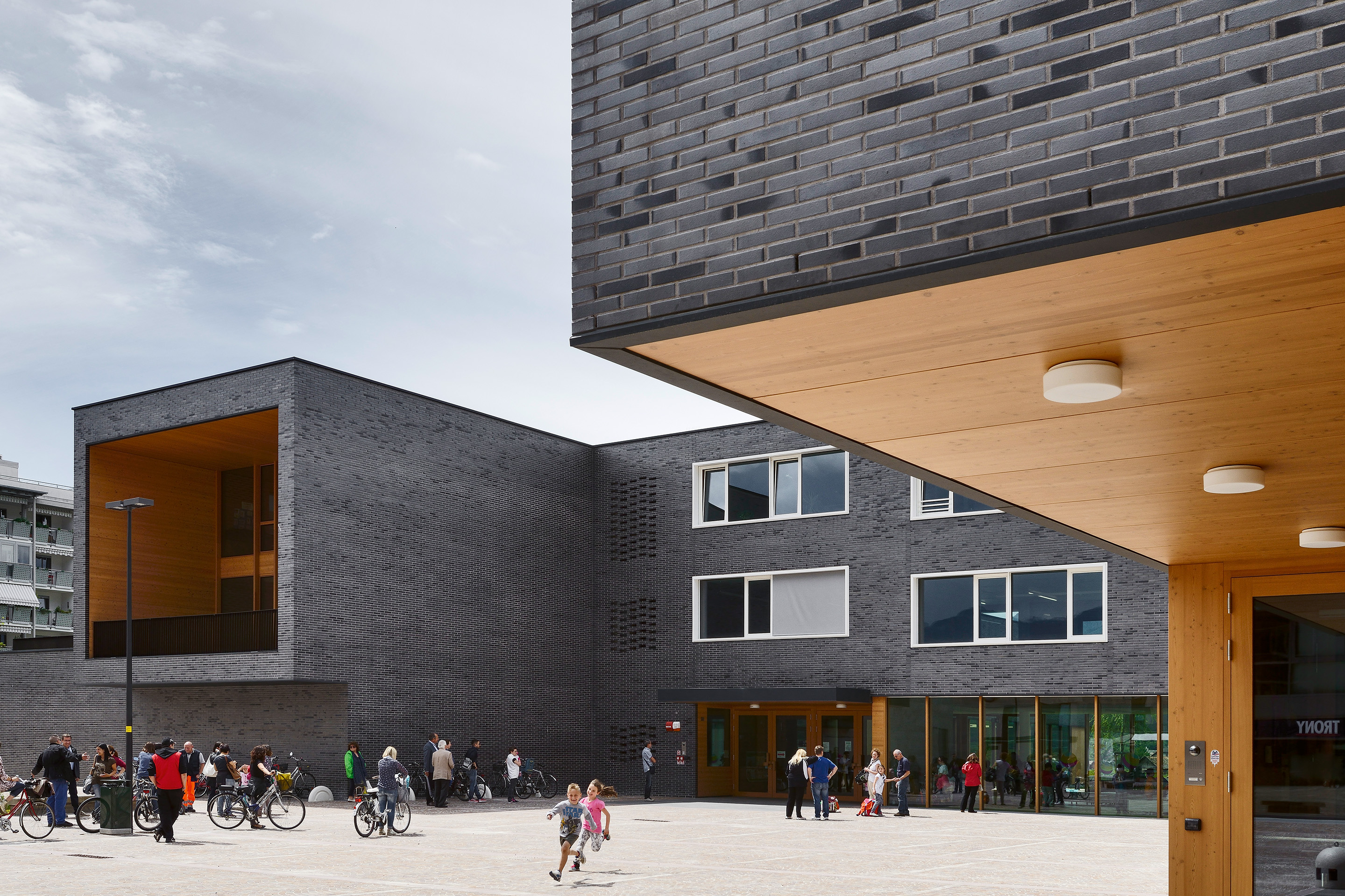 MoDusArchitects-pedagogia-tipologia-contesto-piazzale-ingresso-scuola-elementare-bolzano
