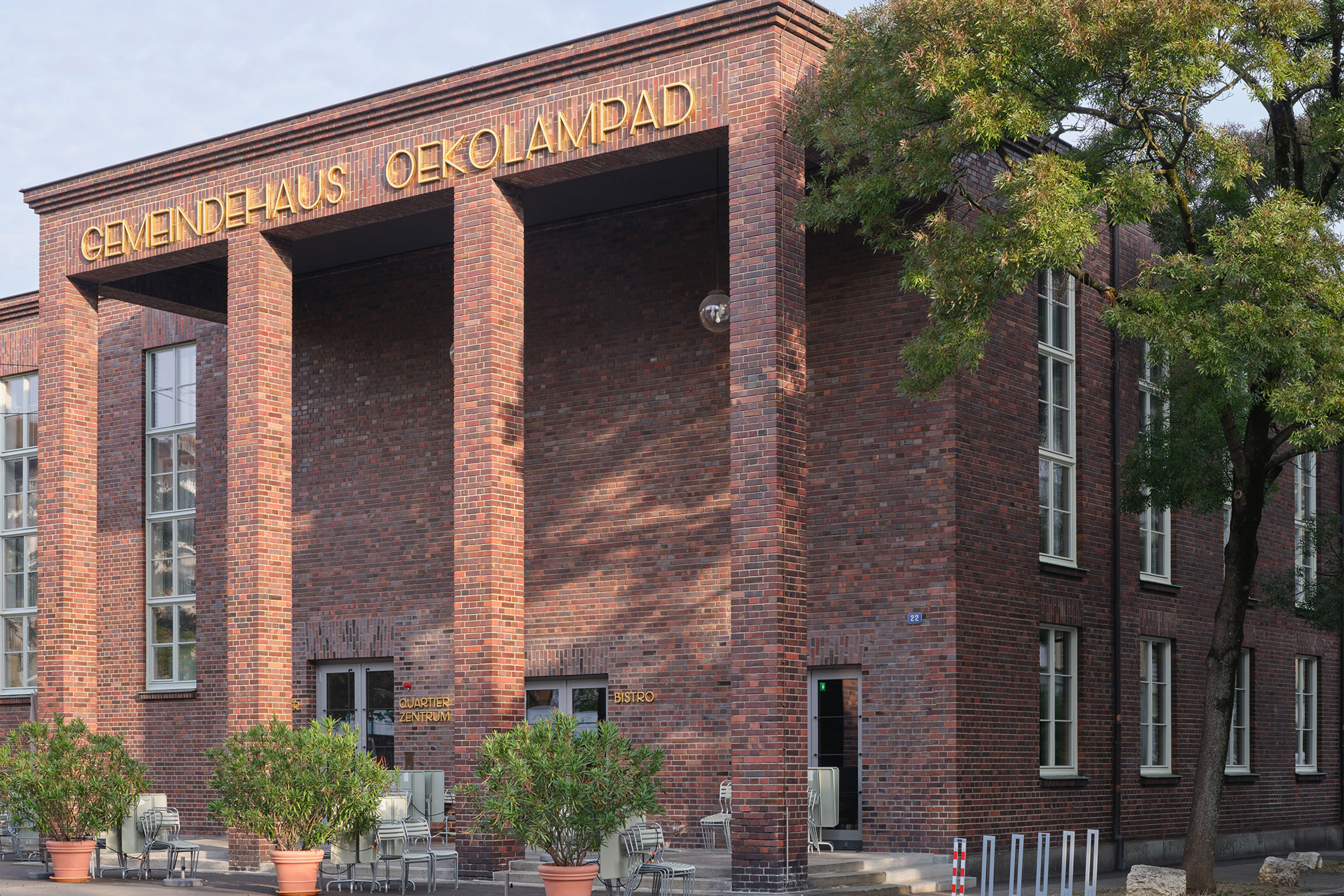 Das denkmalgeschützte ehemalige Kirchgemeindehaus Oekolampad in Basel wurde umgebaut. Neue gemeinnützige Nutzungen zogen ein, sodass das Haus weiterhin der Gemeinschaft dient.