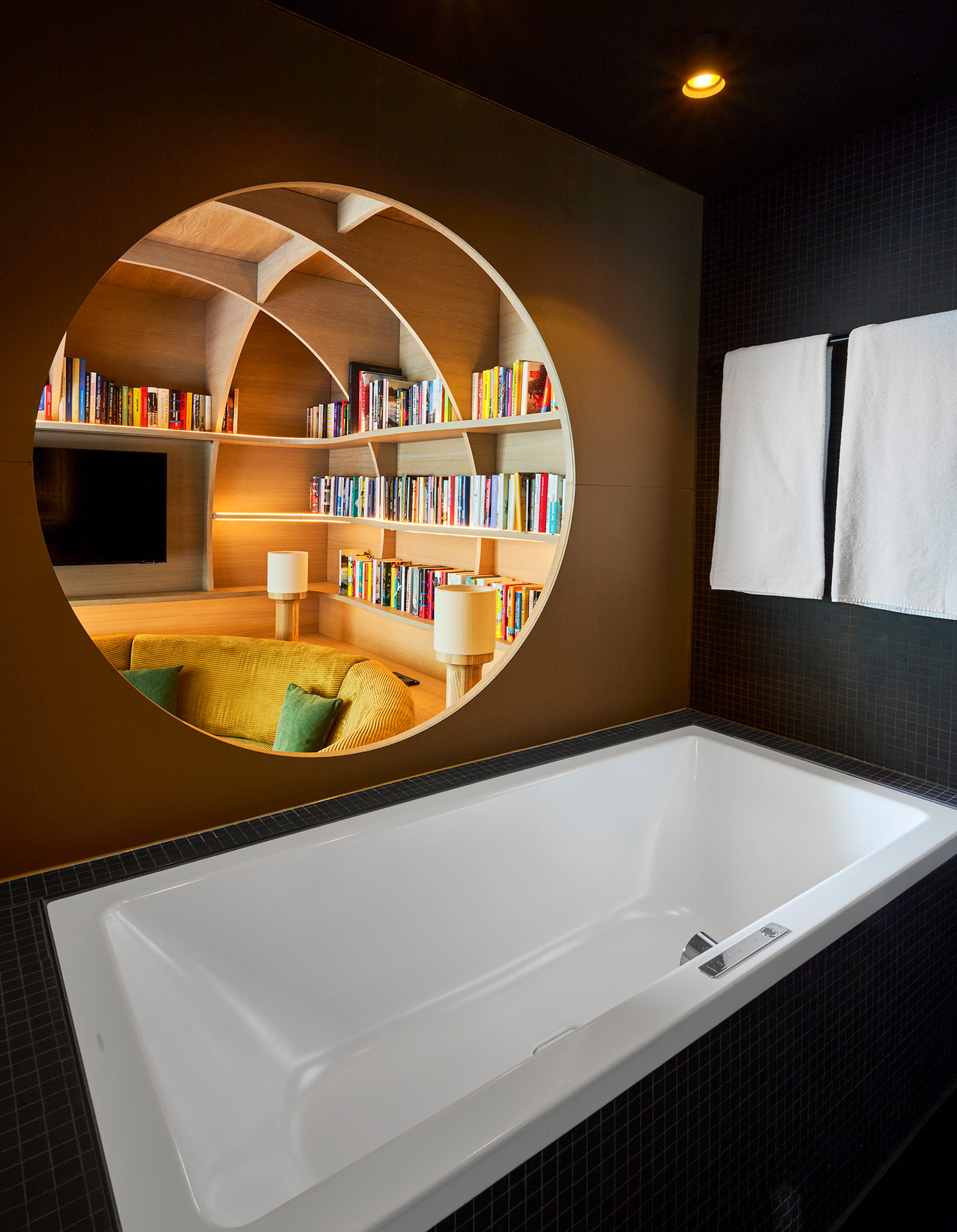 Re-Use-Badewanne von Kaldewei in einem Zimmer des 25hours Hotel Bikini Berlin.