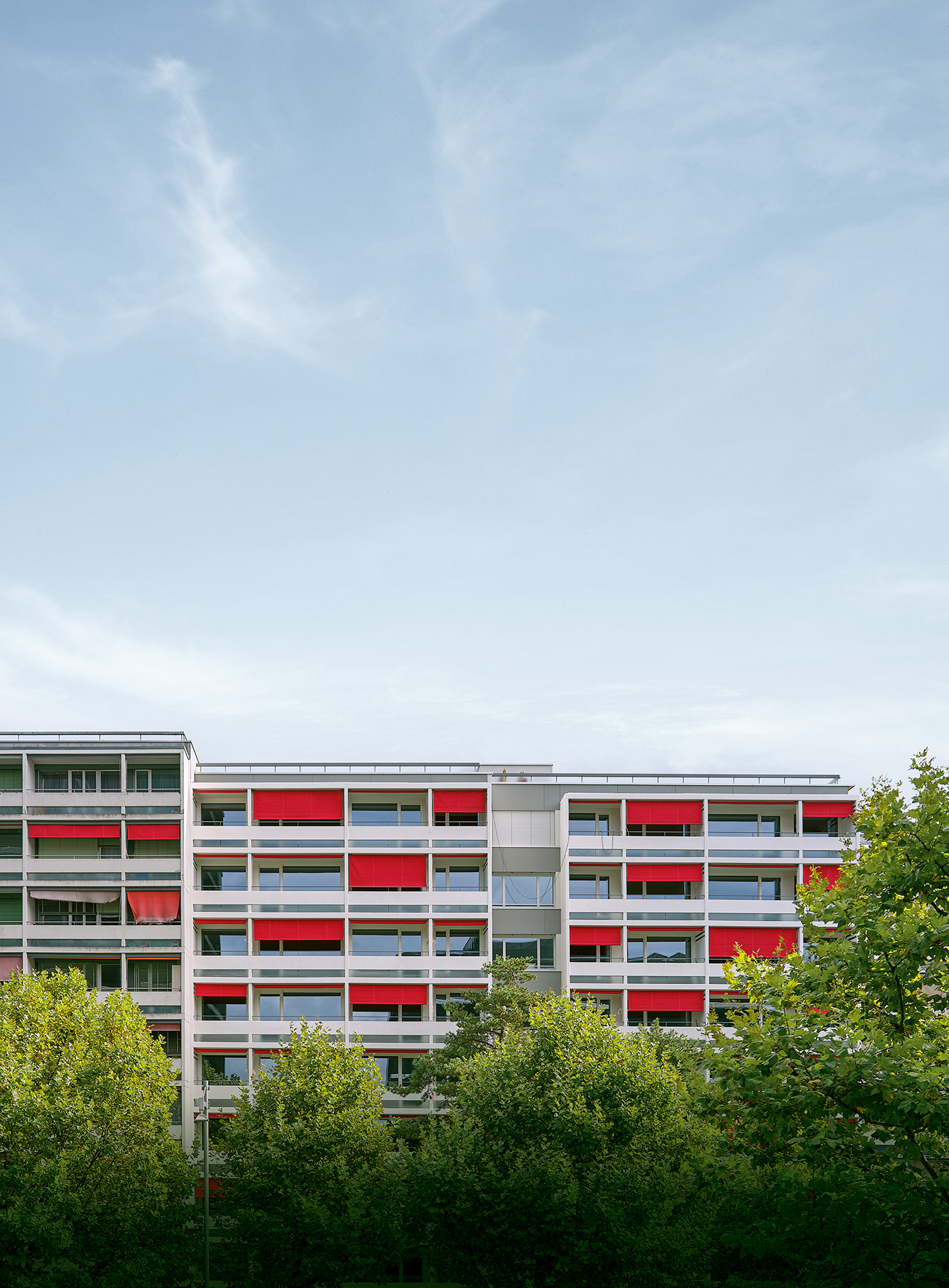 Im Ausdruck der Fassade lehnten sich die Architekten stark an den ursprünglichen Charakter an und übernahmen auch das Orange der ehemaligen Stoffmarkisen.