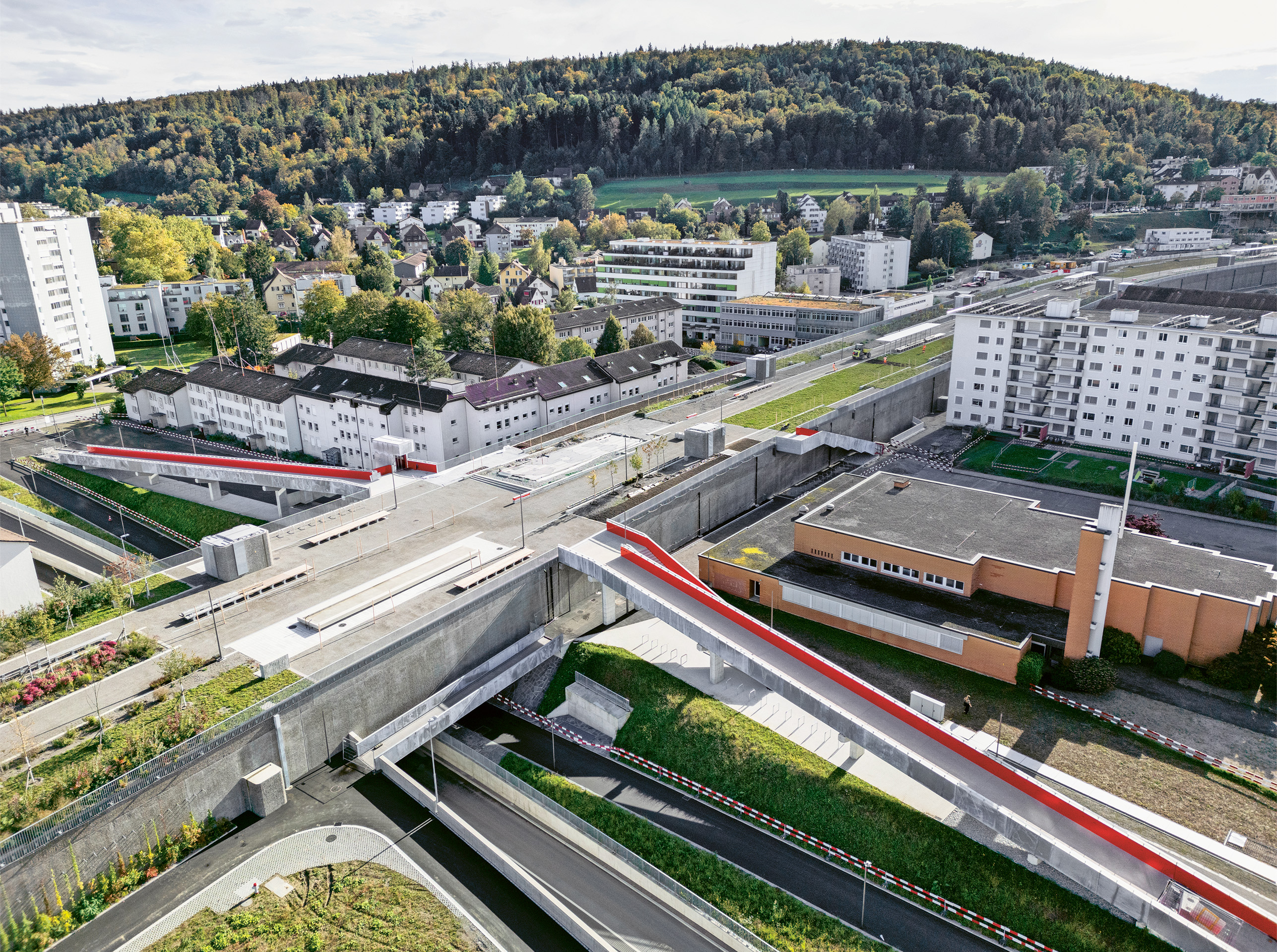 Dronenbild Zugangsrampen Ueberlandpark Schwamendingen