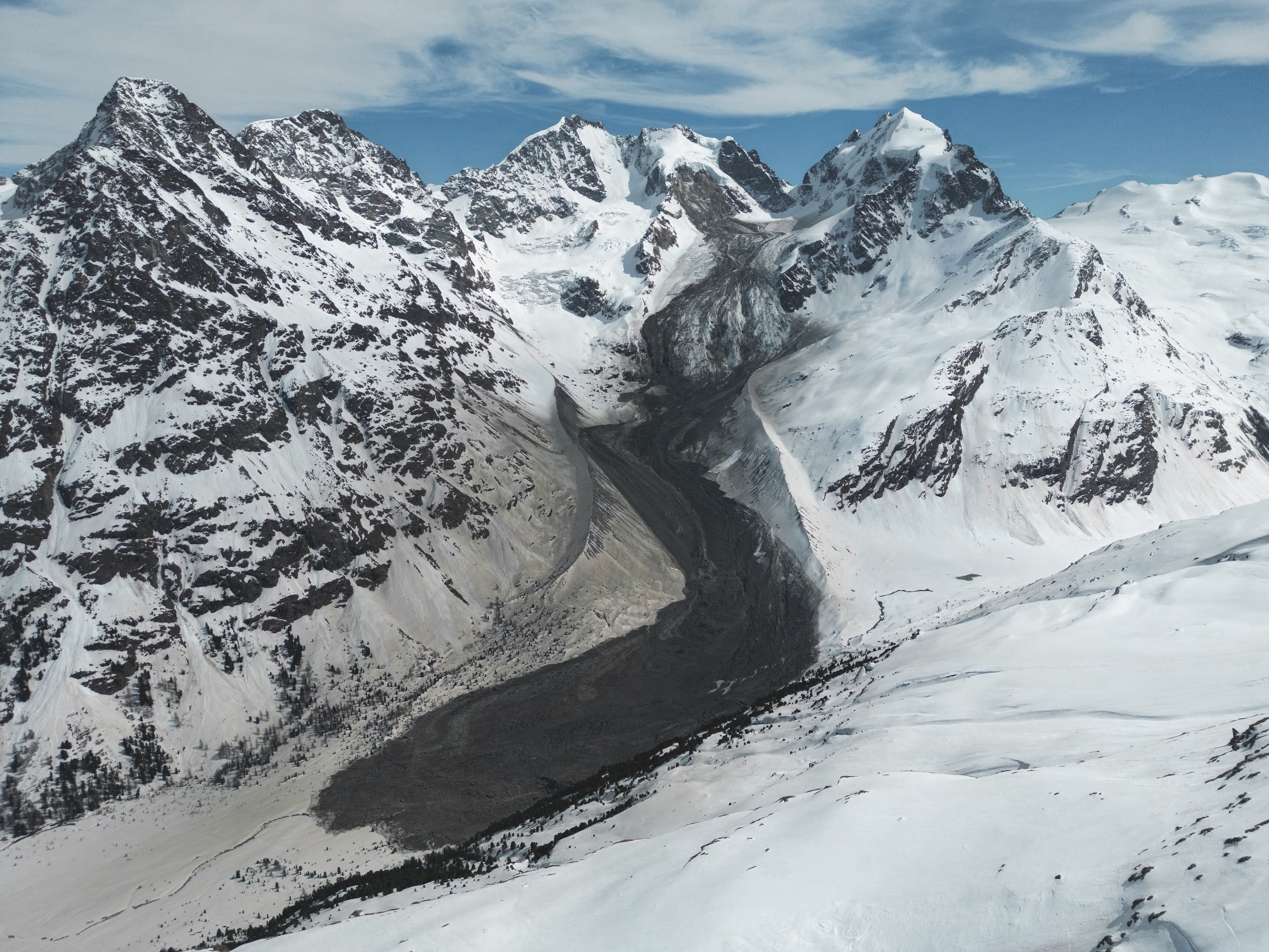 Écroulement du Piz Scerscen (GR) le 14.04.2024. Plusieurs millions de m3 de roche et de glace sont tombés dans le Val Roseg. La coulée a parcouru une distance de plus de 5 km, sans toutefois faire de victime.