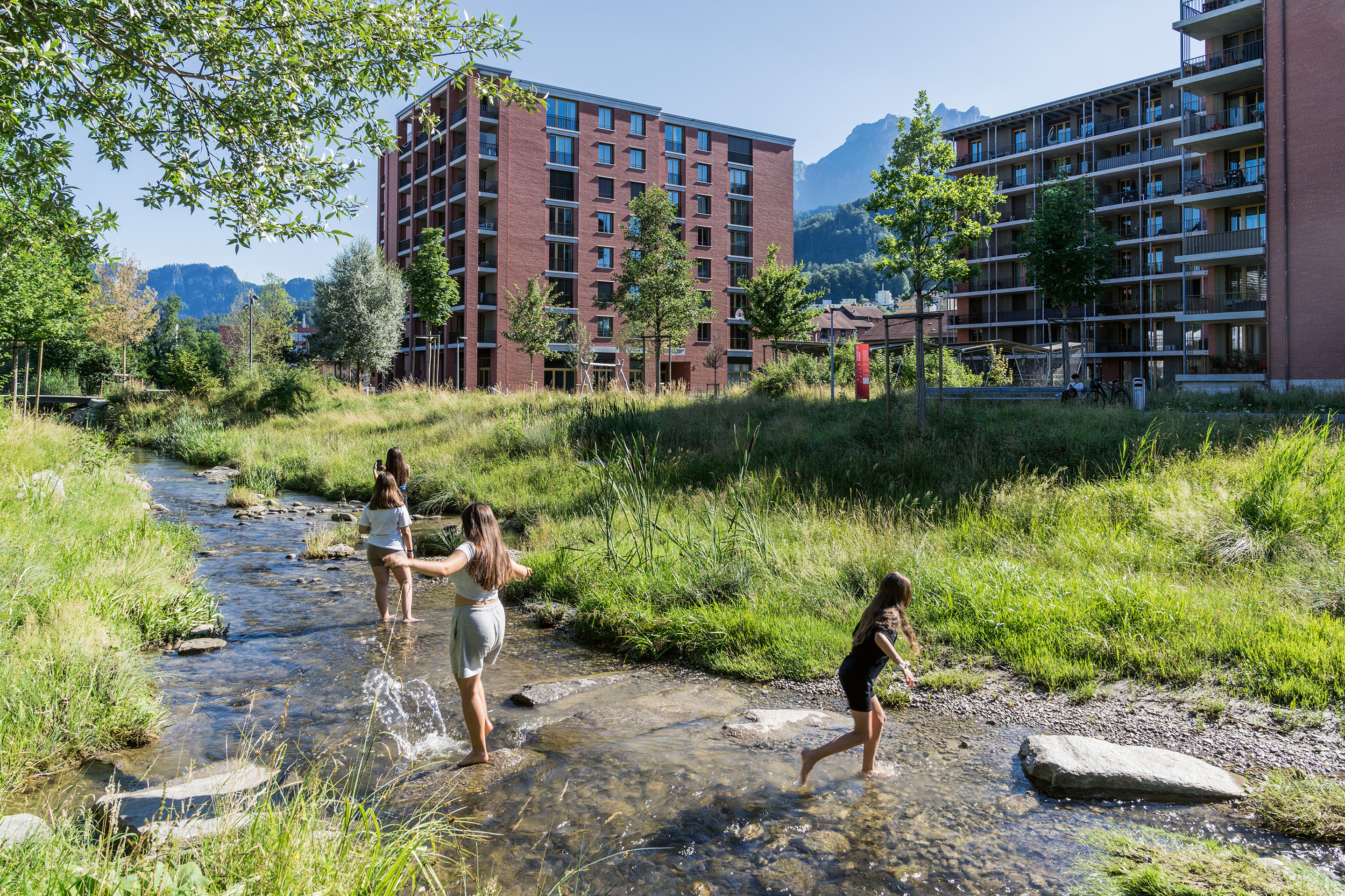 Tratti di ruscello poco profondi invitano a giocare con l’acqua – in piena area urbana e in un ambiente naturale. I bambini possono così sviluppare un legame con la natura attraverso il gioco, un’esperienza sempre più rara a livello mondiale. 1