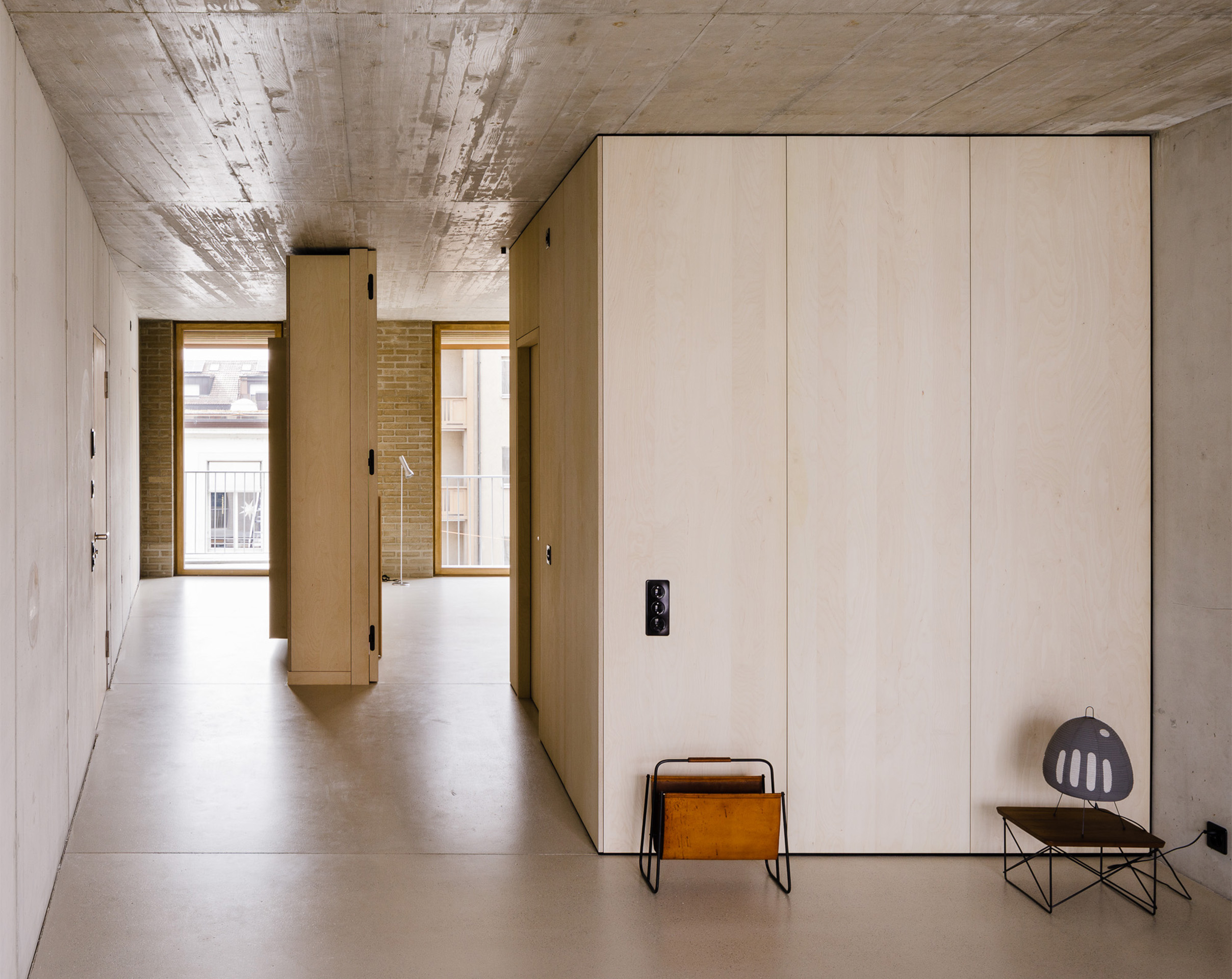 Auch in den Innenräumen zeigen sich die Materialien: Lehmziegel, Beton und Holz.