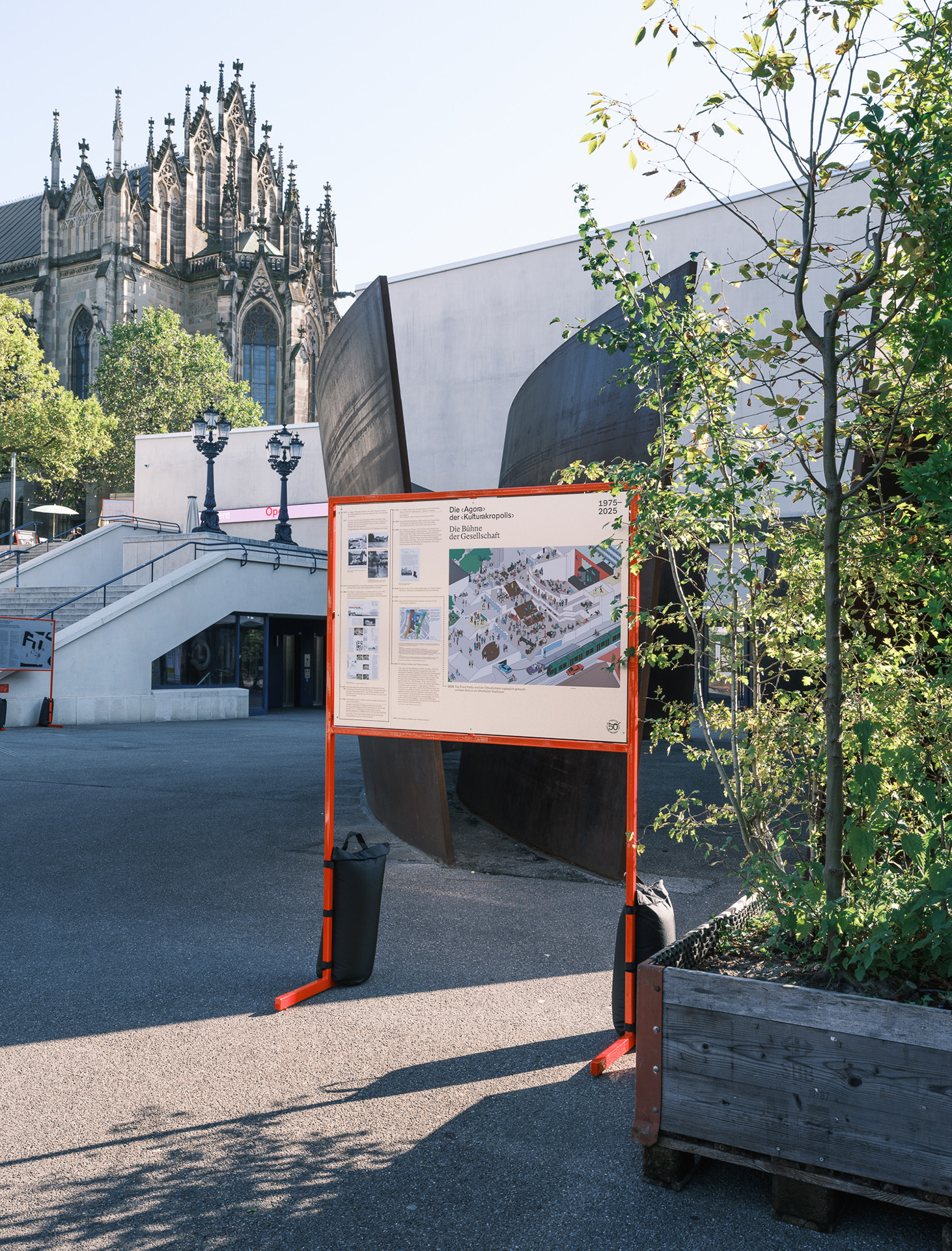 Mit Infotafeln auf dem Theaterplatz und im Innern des Theaters wird auf die letzten 50 Jahre zurückgeblickt.