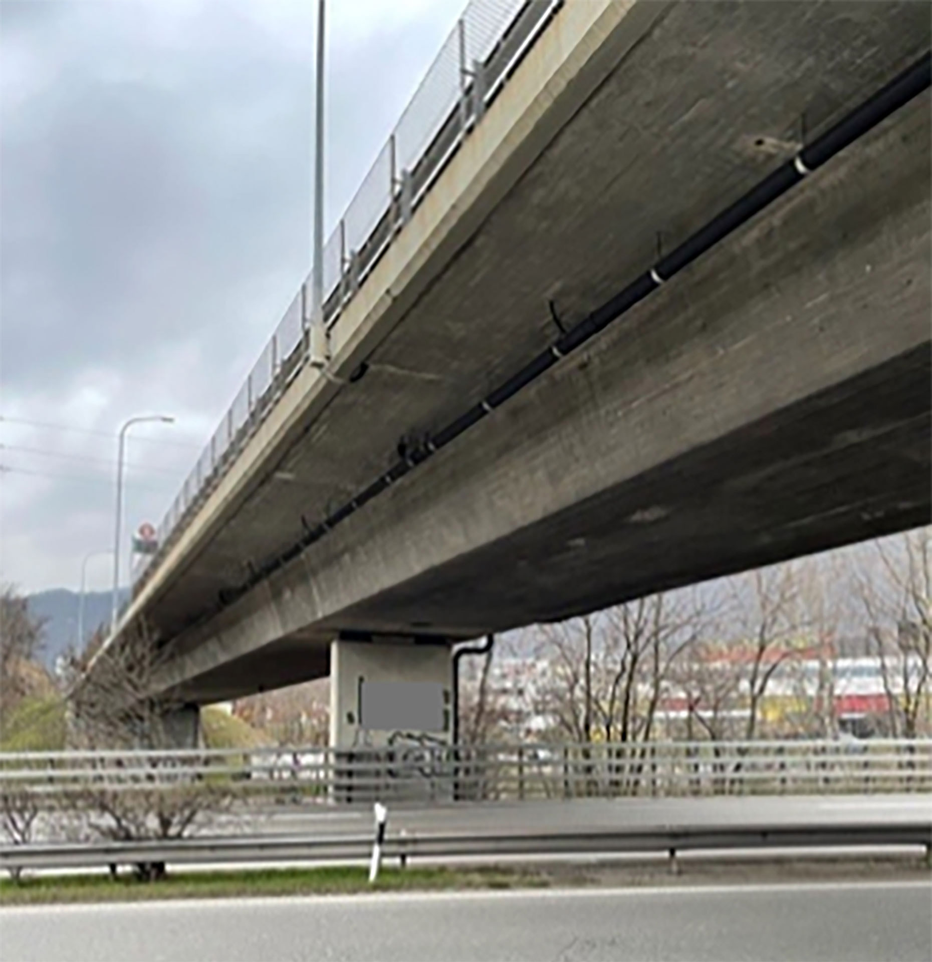 Brücke, deren Nordseite stärker mit Feuchtigkeit in Berührung kommt als die Südseite.