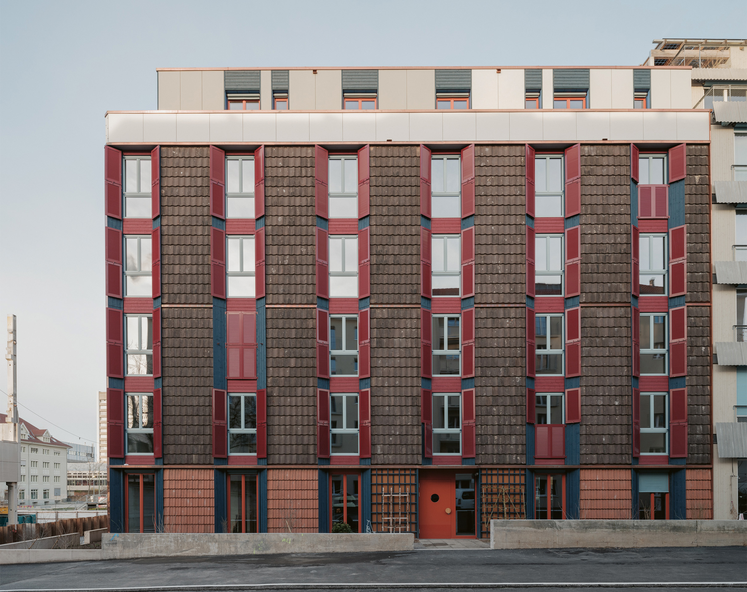 Wiederverwendete Ziegel zieren die Fassade des LysP8 im Basler Lysbüchel-Quartier.