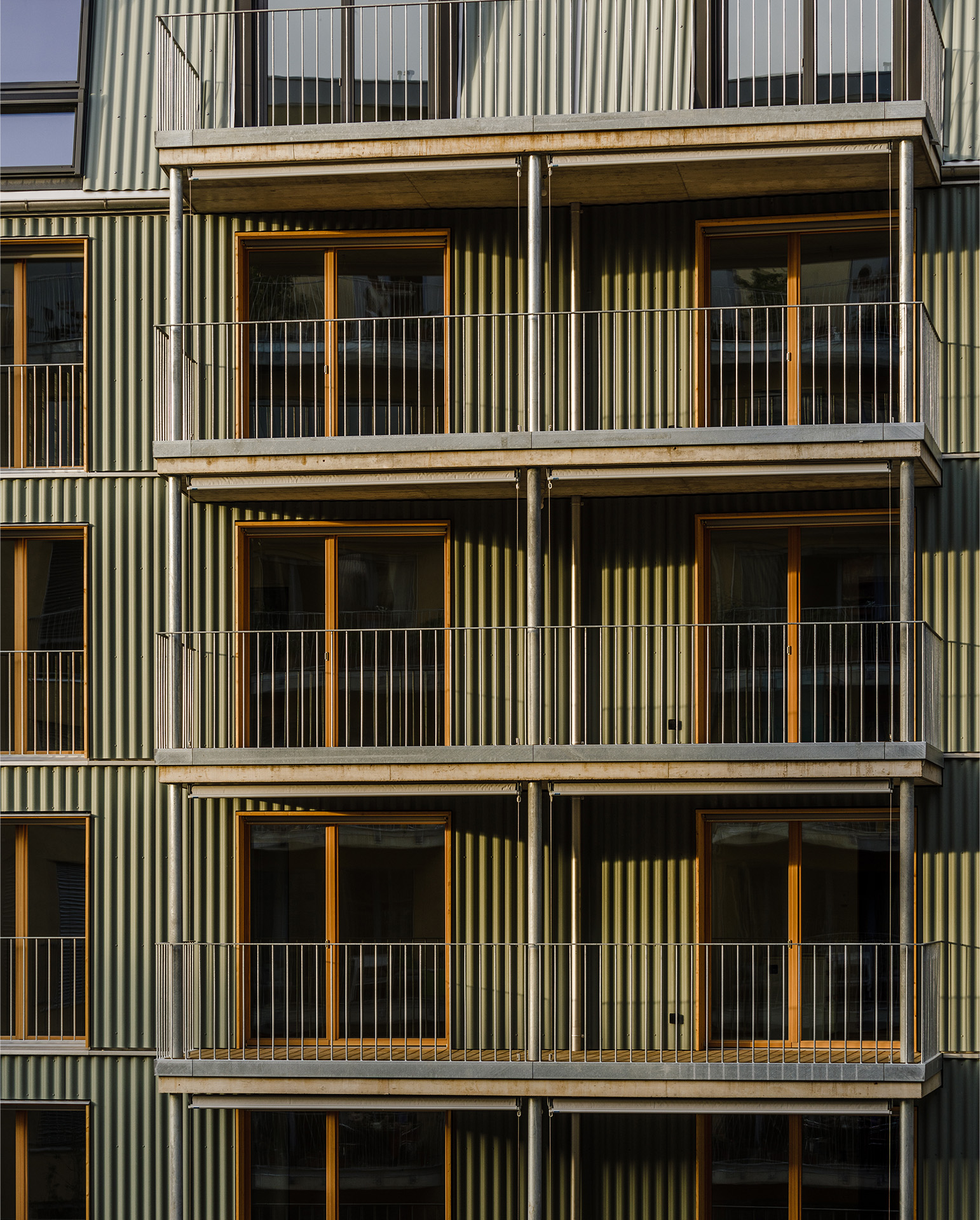 Die zimmergrossen Terrassen auf der Hofseite des genossenschaftlichen Wohnbau Feld 4.