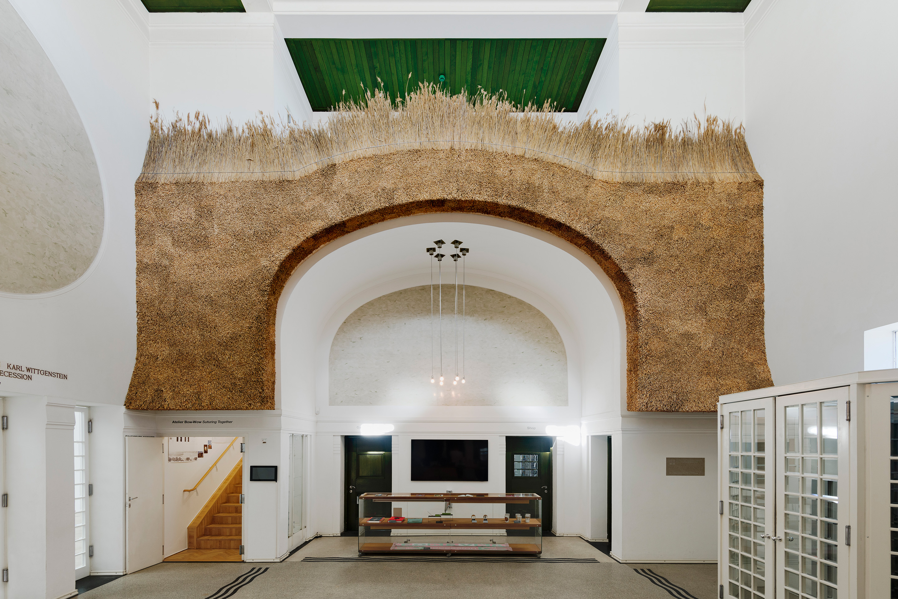 Atelier Bow-Wow in der Wiener Secession: Reet im Foyer.