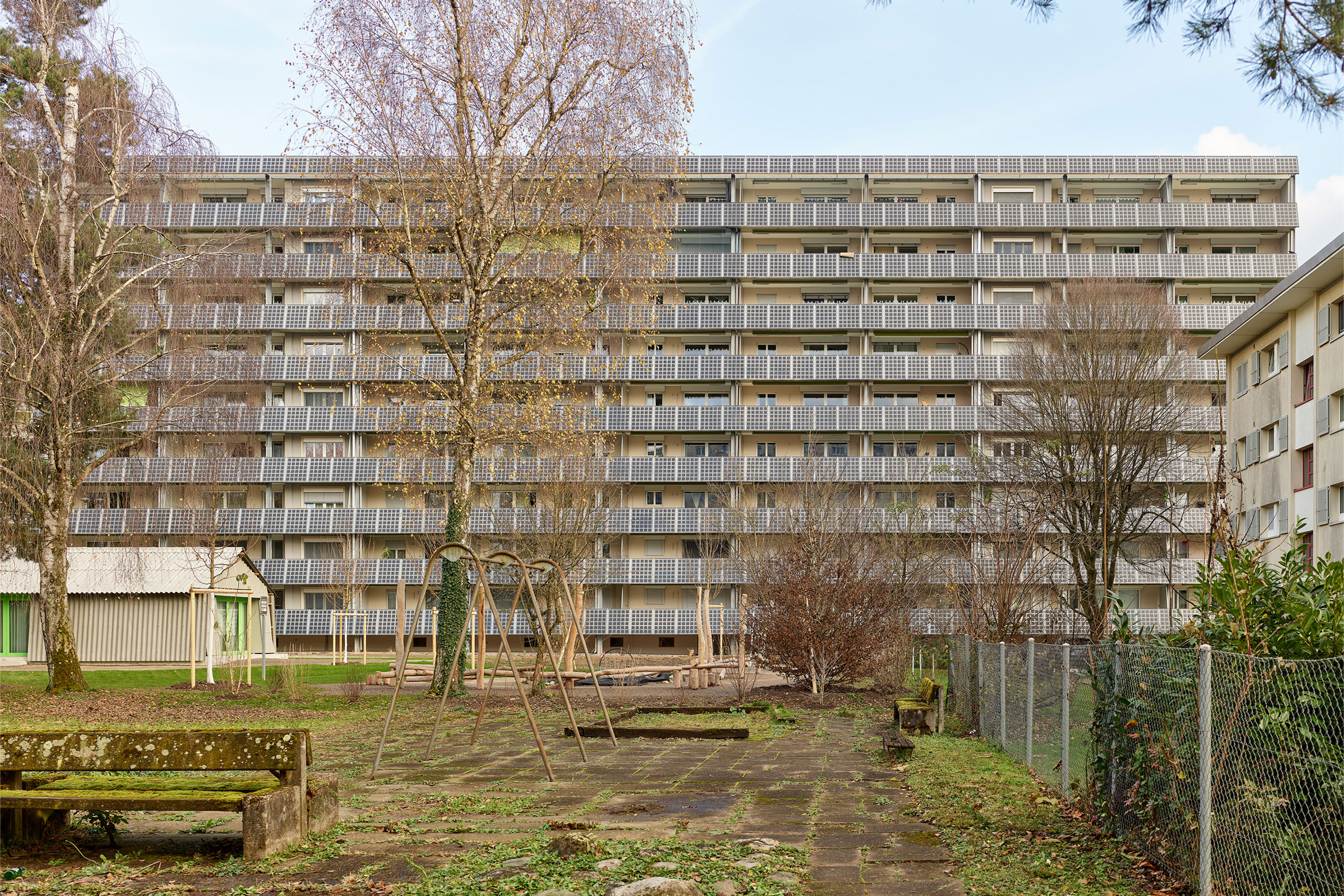 Die Siedlungsgenossenschaft Eigengrund bietet günstigen Wohnraum in Zürich Schwamendingen. Um die niedrige Kostenmiete für die Bewohnenden zu erhalten, nahm die Bauherrschaft über die Jahre keine umfassende Generalsanierung vor, sondern nur gezielte, kleinere Eingriffe und Teilsanierungen.