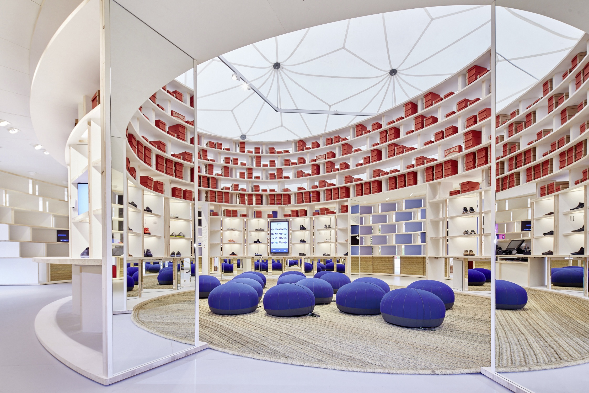 Pop-up-Projekt von Camper im geodätischen Dome auf dem Vitra Campus: Schuhe, intelligent präsentiert.