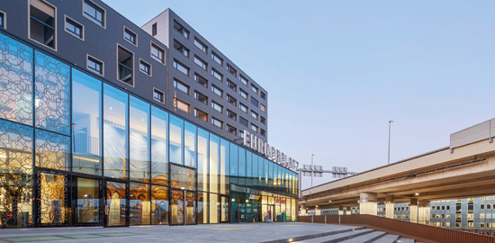 Der neu gestaltete Europaplatz in Bern – links der Eingang zum «Haus der Religionen».