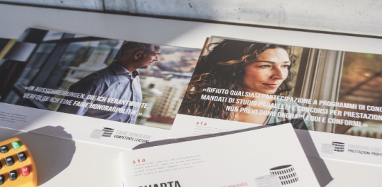 Zwei der versandten Imagemotive und das Booklet mit dem Wortlaut der Charta.