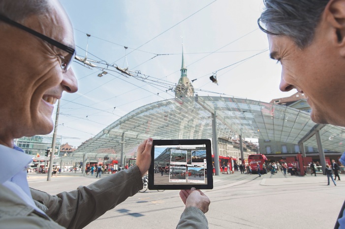 Stadtplaner Mark Werren und der SIA-Präsident testen die Swiss Squares App Bern.