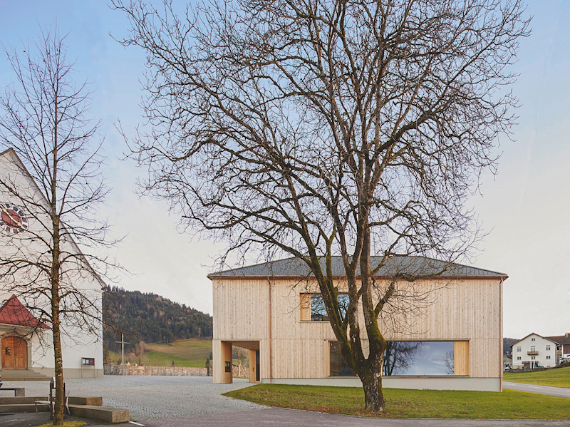 Neben den gehypten Bushäuschen bietet Krumbach (A) eine wahre architektonische Perle: Das Pfarrhaus ist in der Zusammenarbeit dreier Vorarlberger Büros entstanden und bietet einen echten Mehrwert für das Dorf. Zu Recht erobert es den 1. Rang.