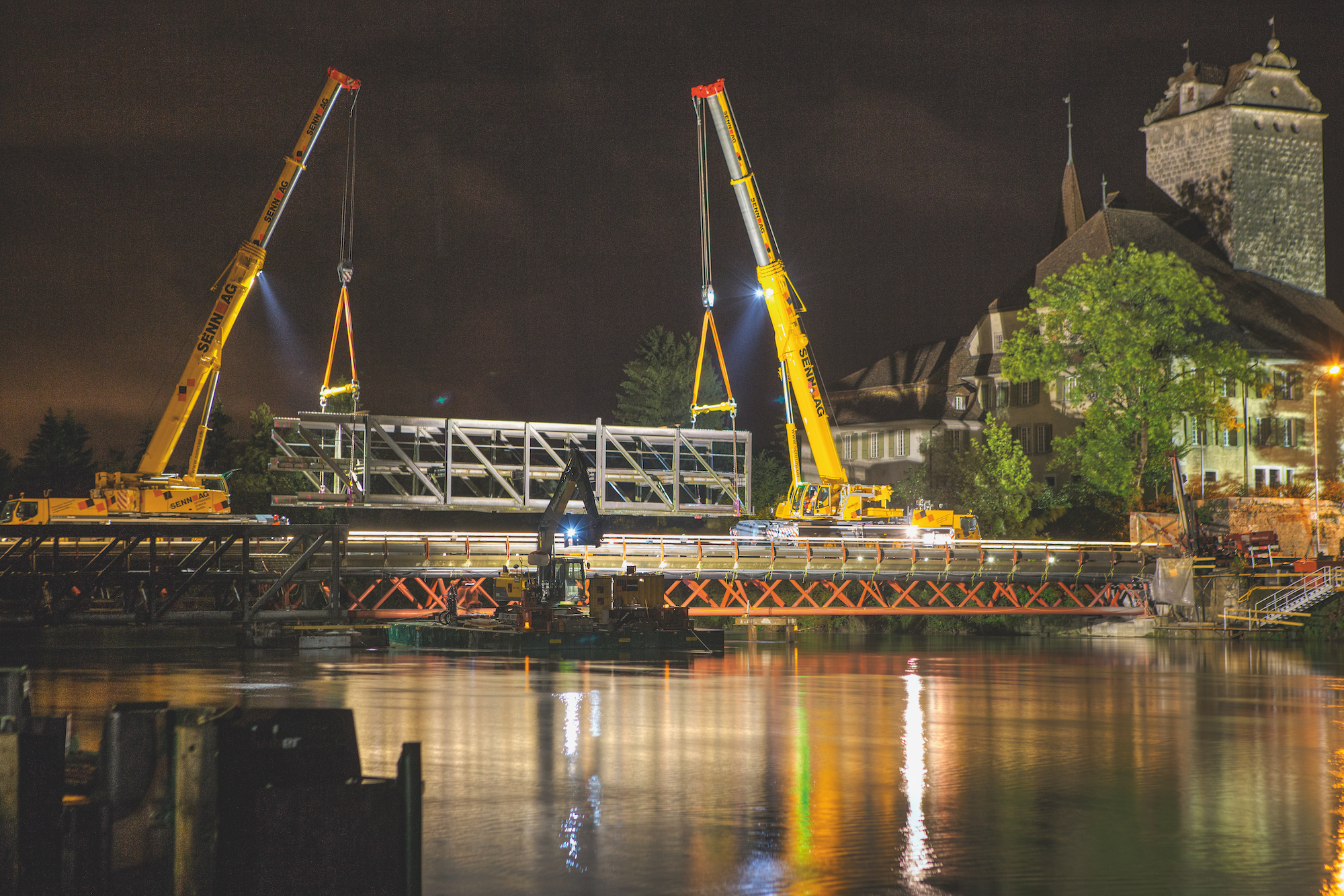 Die bestehende Bahnbrücke wird in vier Segmenten und vier Nachtschichten von der benachbarten Strassenbrücke aus rückgebaut, quasi ohne Hilfsgerüste. Die Montage der neuen Bahnbrücke erfolgt in der genau umgekehrten Reihenfolge.