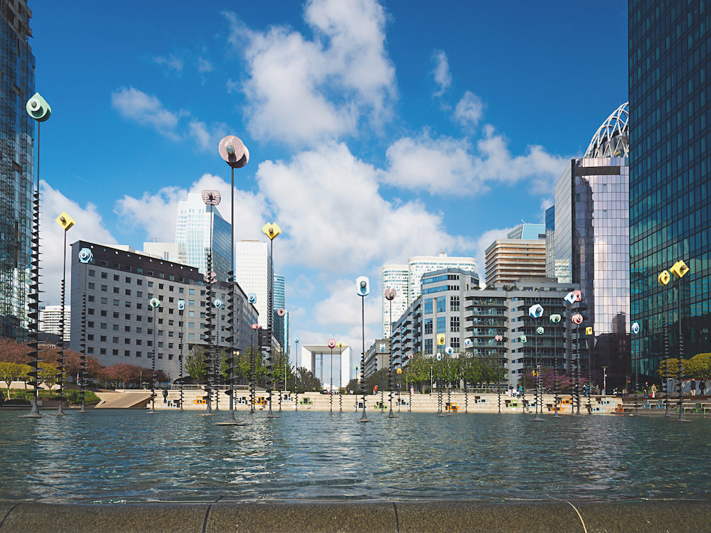 Im Hochhausquartier «La Défense» in Paris werden Eisspeicher aus der Schweiz eingesetzt. Dank den Speichern mit einer Kapazität von über 100 MWh arbeitet das Kühlsystem effizienter und kostengünstiger.