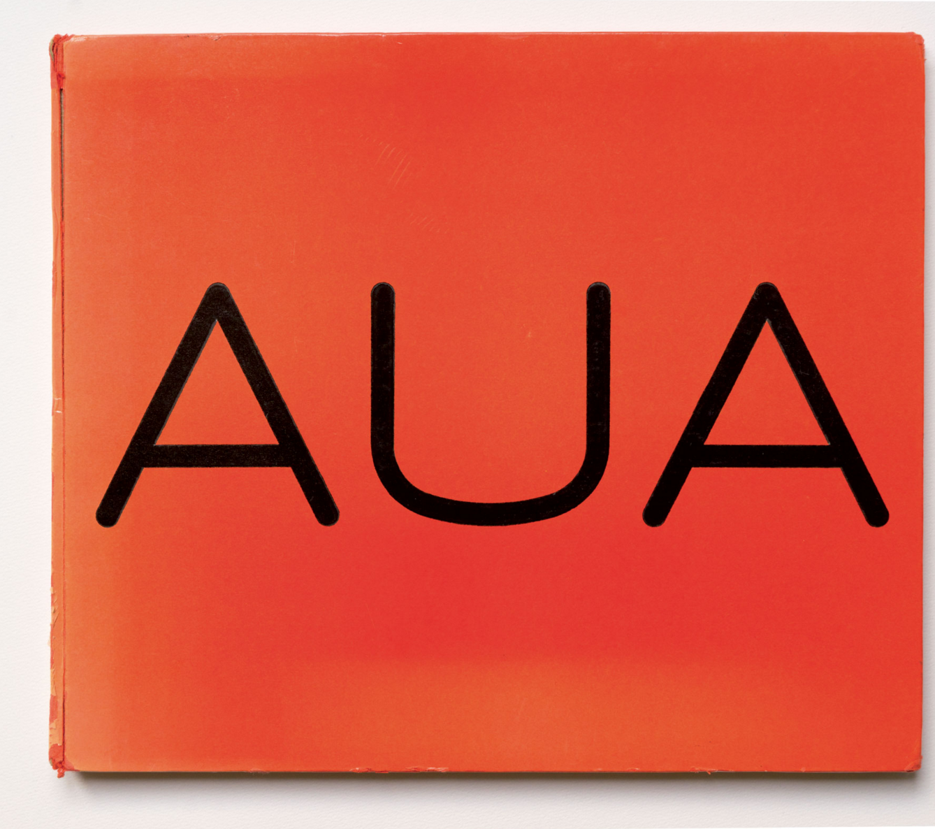 La couverture du livre rouge de l’AUA. Cité de l’architecture &amp; du patrimoine / Archives d’architecture du 20e siècle