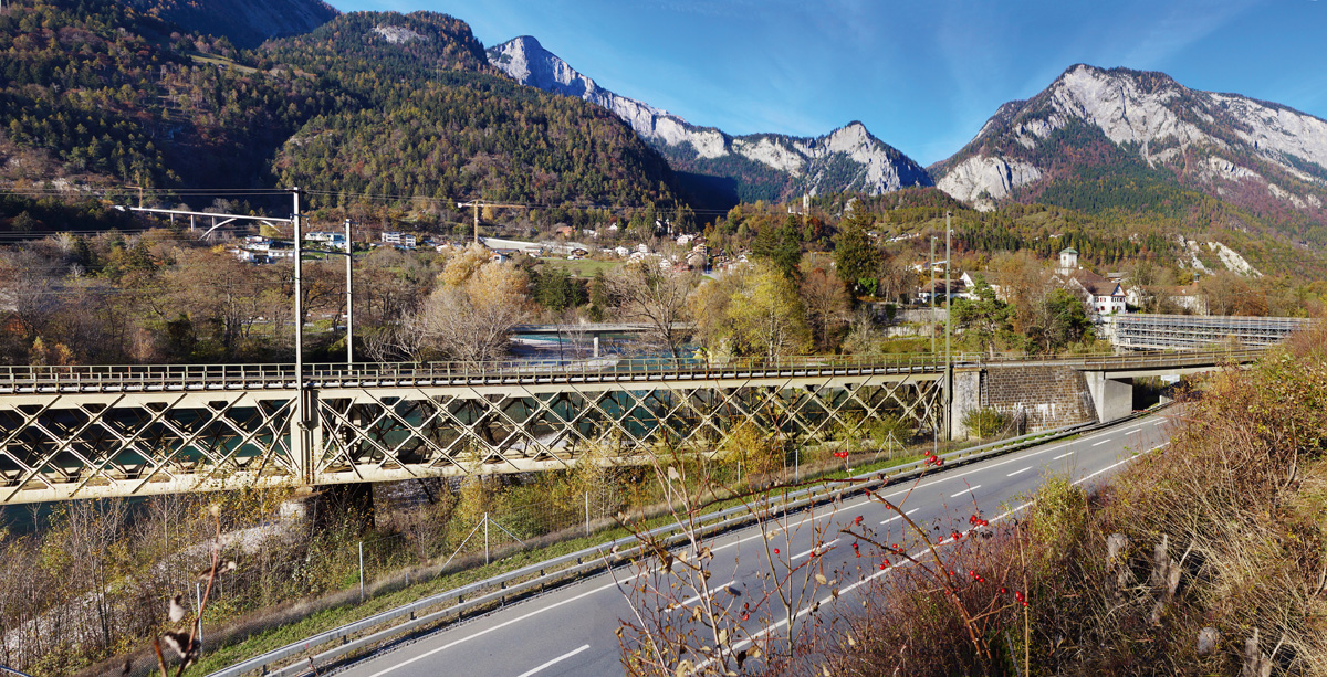 Reichenau – ein von zahlreichen wertvollen Zeitzeugen der Ingenieurbaukunst geprägter Ort: Wo Hinter- und Vorderrhein zum vereinigten Rhein zusammenfliessen, vernetzen sich Strassen, Gleise und Fusswege und gestalten das Landschaftsbild.