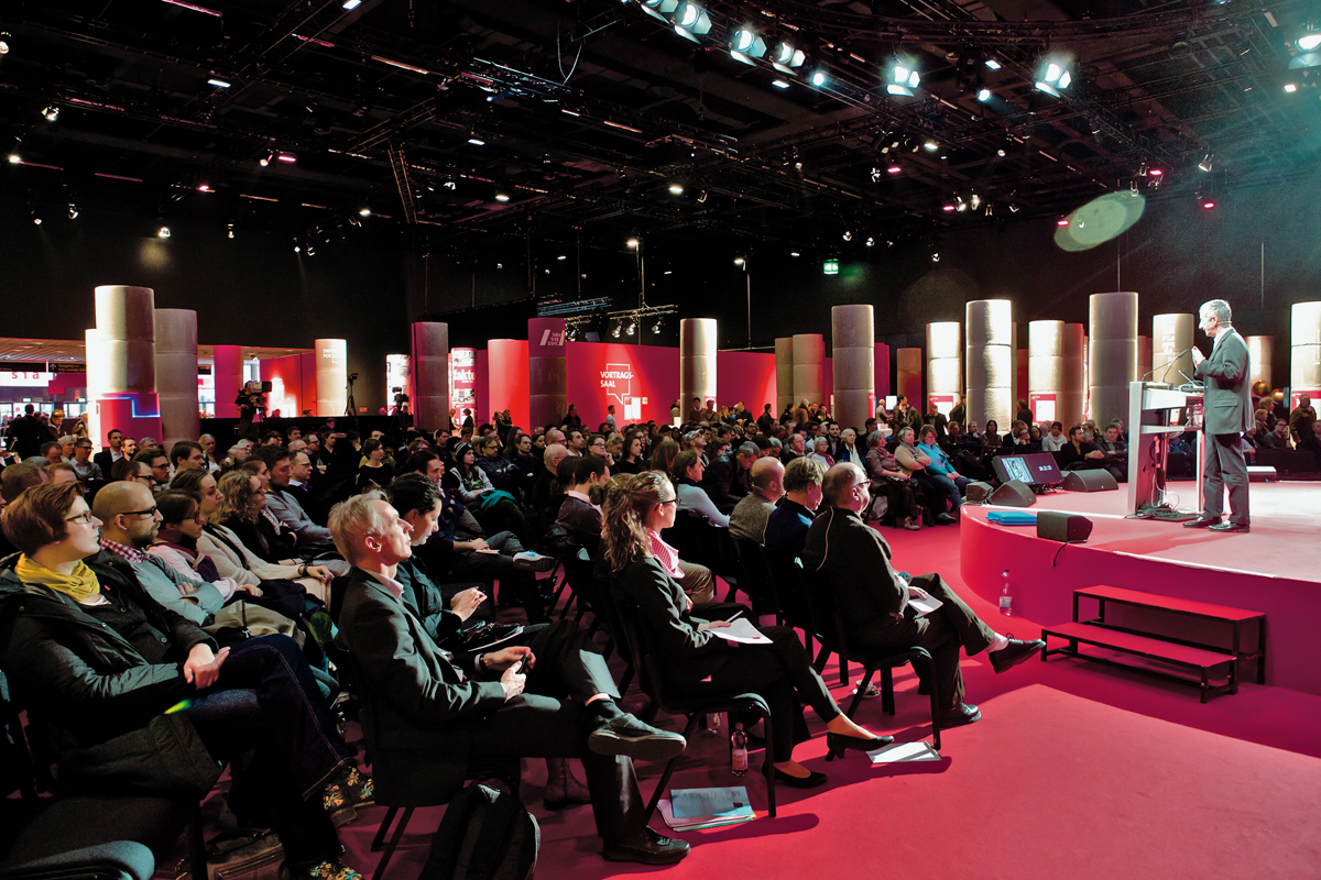 Gut besetzte Zuhörerreihen an einem Arena-Anlass des Swissbau Focus 2014.