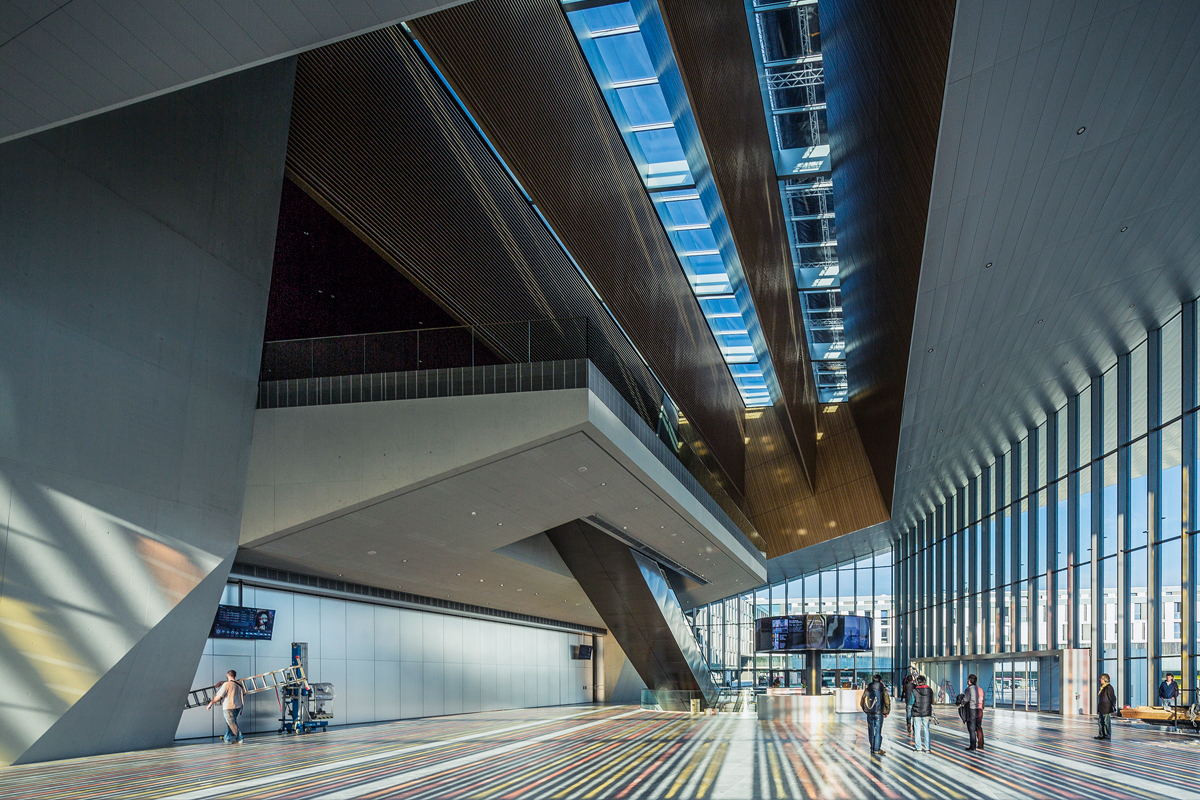 Das SwissTech Convention Center an der ETH in Lausanne besitzt eine neuartige, farbige Solarfassade (auf dem Bild: Schattenwurf am Boden), die einen Anteil zur Stromeigenversorgung beitragen kann. Um die effektive Energiebilanz im Gebäudebetrieb überprüfen zu können, findet ein Monitoring des Heiz- und Kühlenergieverbrauchs statt (vgl. Abb. 2).