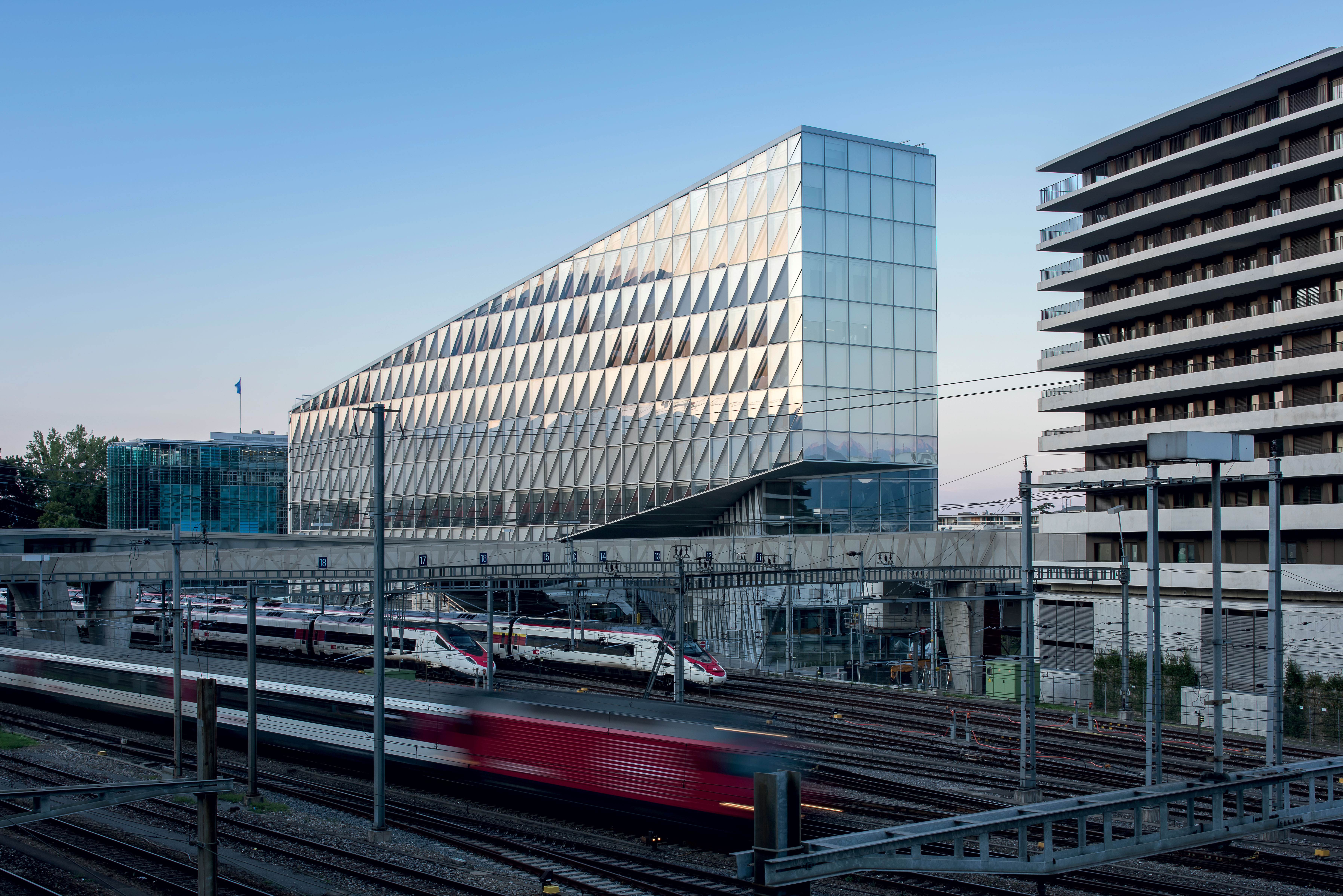 Le nouveau siège de JTI. Derrière, l’Organisation météorologique mondiale ; à droite, la Maison des étudiants de l’IHEID