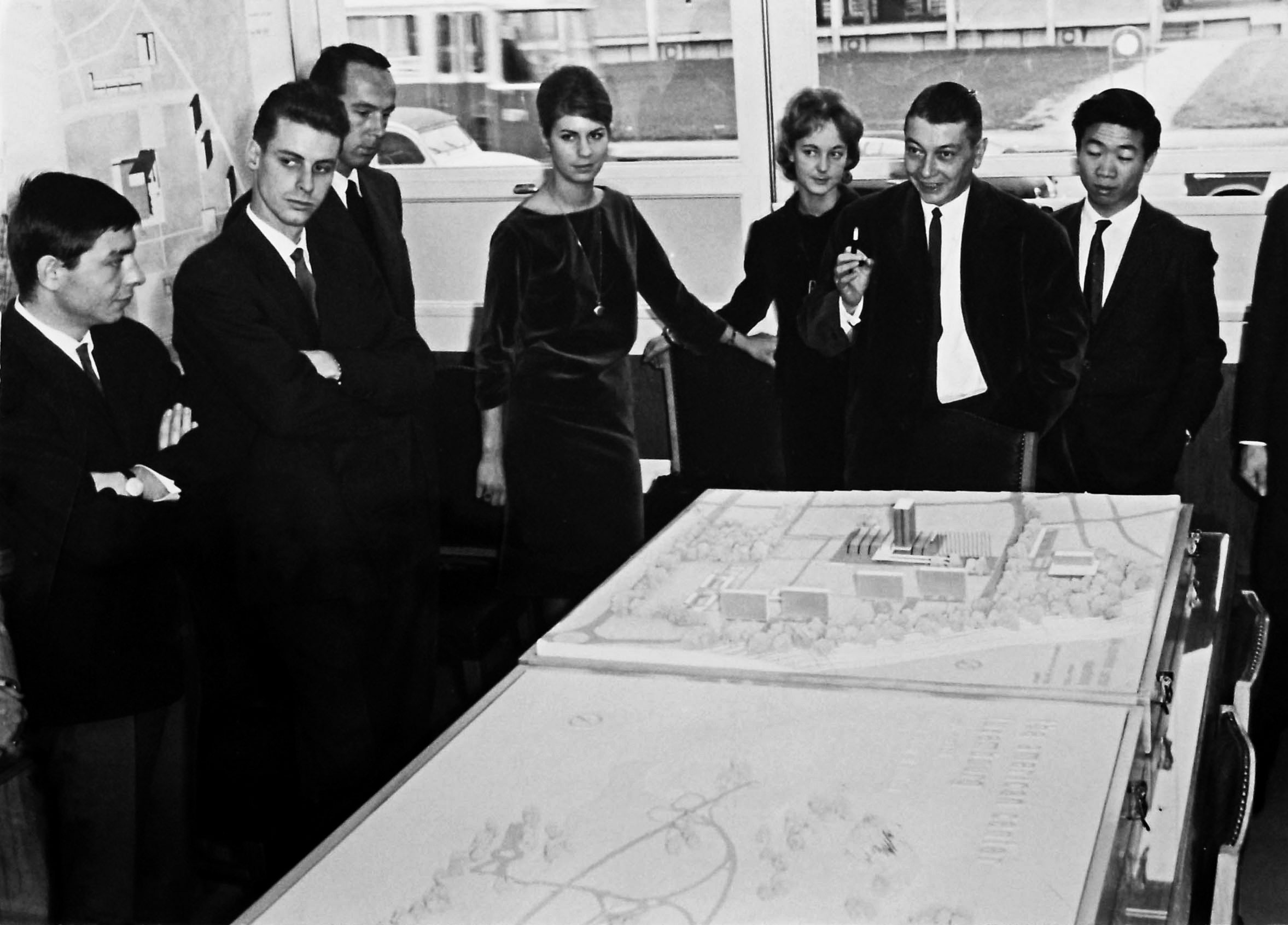 Georges Addor commentant le projet The American Center (Luxembourg, 1961, non réalisé), Georges Addor, Ping-An Chu