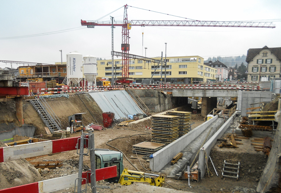 Bauzustand der neuen Unterführung: freigelegte Deckel, mittlere Reihe der Grossbohrpfähle (temporär, später abgebrochen), provisorische und neue Kanalisationsleitungen sowie neue Rahmenwände.
