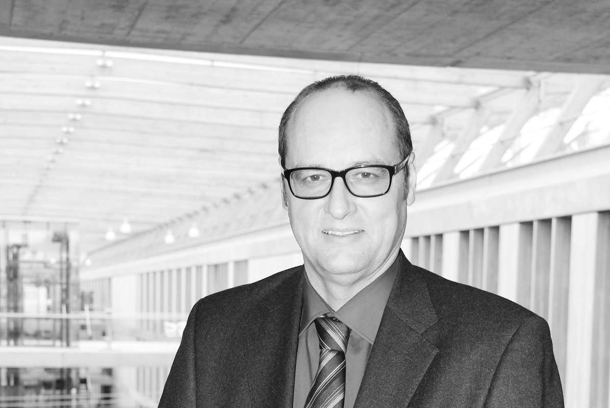 Jürg Röthlisberger ist seit März 2015 Direktor des Bundesamts für Strassen (Astra). Zuvor leitete der Bauingenieur HTL und ETH als Vizedirektor die Abteilung Strasseninfrastruktur, die für Bau, Unterhalt und Betrieb der Nationalstrassen verantwortlich ist.