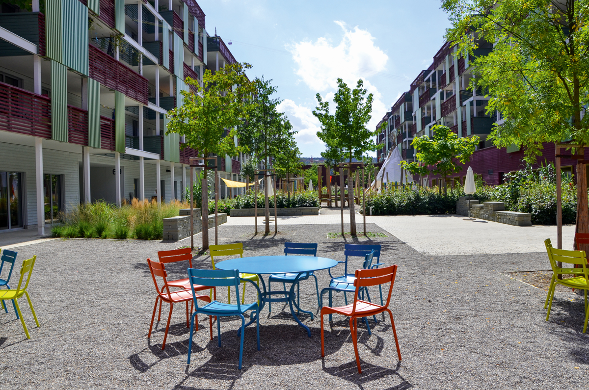 Der Hof zwischen den beiden Gebäudeflügeln des Mehrgenerationenhauses Giesserei in Winterthur wirkt wie ein urbaner Platz und wird auch so genutzt.