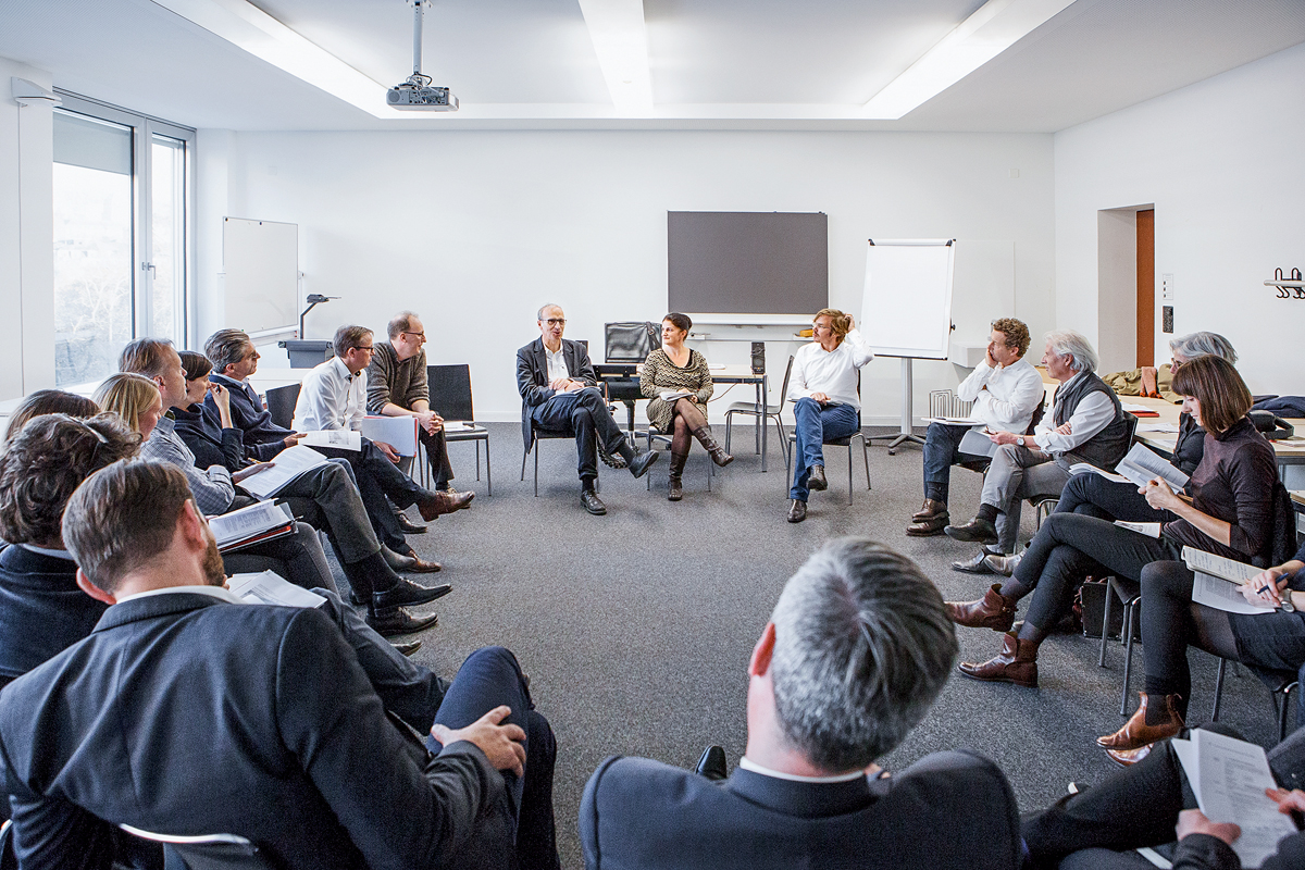 Die Gruppen diskutierten rege über den besten Zeitpunkt, an dem die Honorar­konditionen festgelegt werden sollen.