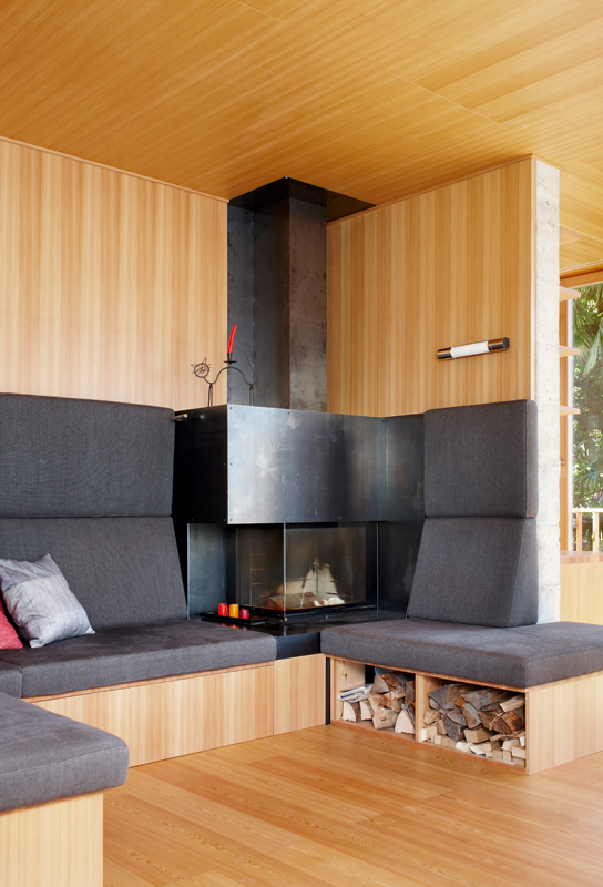 Mit Holz und Kissen ausgefachte Nische im Wohnbereich – für bequeme Seesicht.