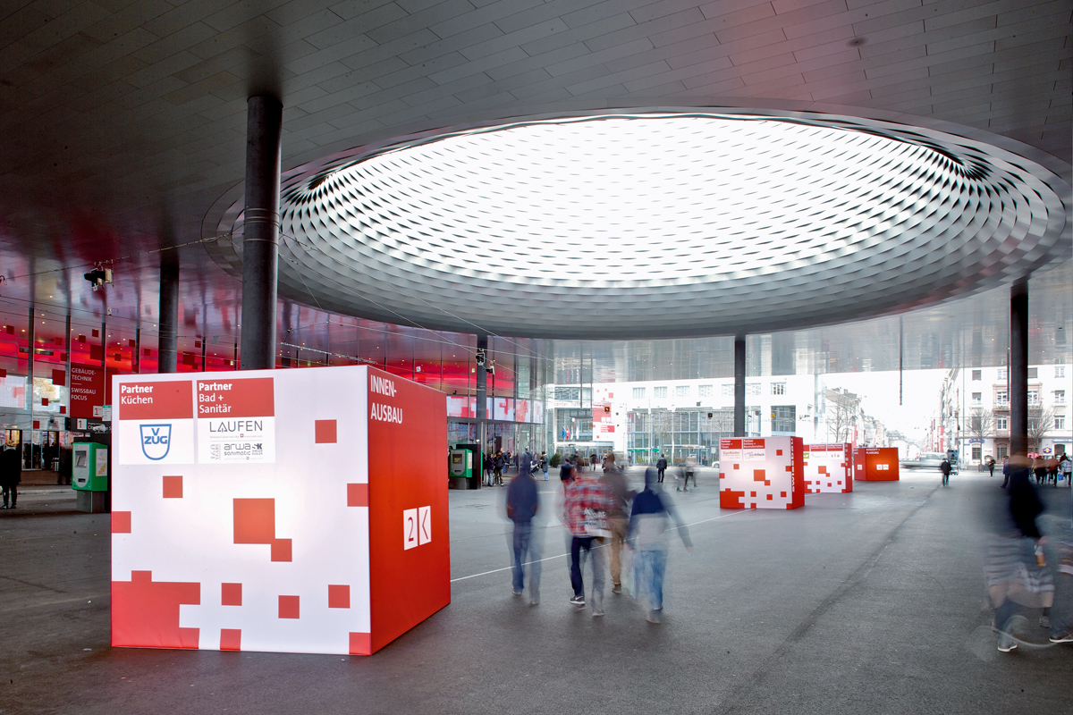 Die markante Halle 1 definiert den zentralen Eingangsbereich der Swissbau. Hier findet auch 2016 wieder der «Swissbau Focus» statt, der dieses Jahr der Fragestellung «Rettung durch Technik?» nachgeht.
