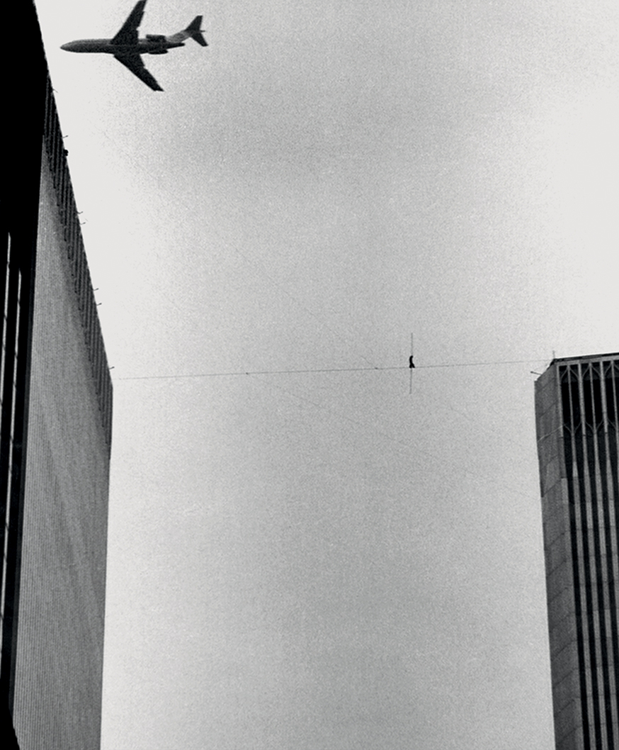 Philippe Petit attraversa su un filo sospeso la distanza tra le Torri Gemelle. Il cavo venne installato clandestinamente durante le ultime fasi del cantiere delle Torri. New York, 7 agosto 1974.