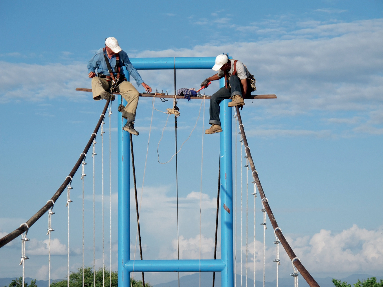 Toni el Suizo durante la costruzione di un ponte in Birmania.