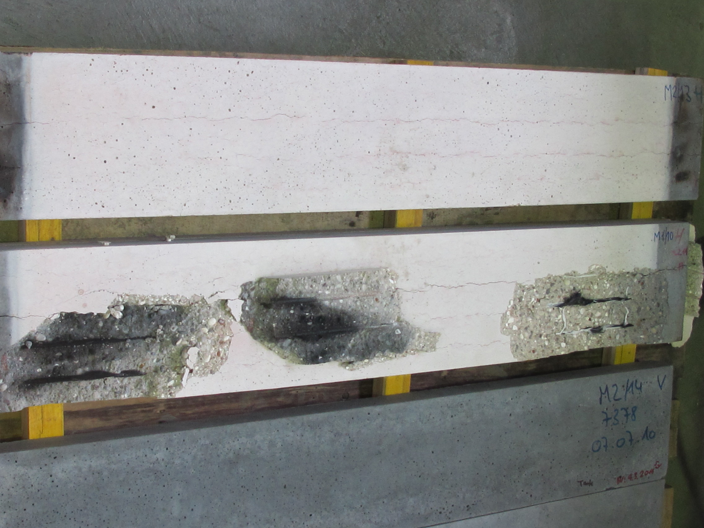Le composant en béton enrichi de PSA a resisté au chaud, et sa capacité a été préservée. L’élément sans PSA ajoutés a subi des éclatements, lesquels réduisent la capacité du composant et élève le risque d’éboulement d’un bâtiment.