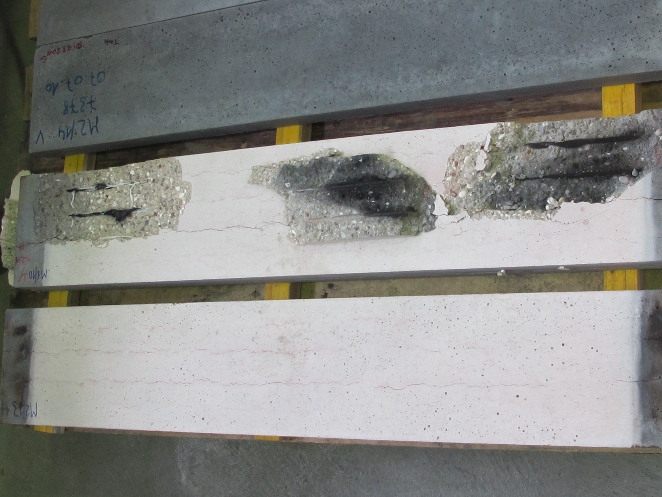 Die Betonplatten mit SAP (links) verhalten sich hinsichtlich Feuerwiderstand besser als solche ohne SAP (rechts).
