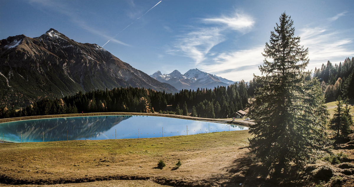 Gebauter See: einer von bisher 80 in der Schweiz künstlich angelegten Seen zur Wasserspeicherung für Schneekanonen.